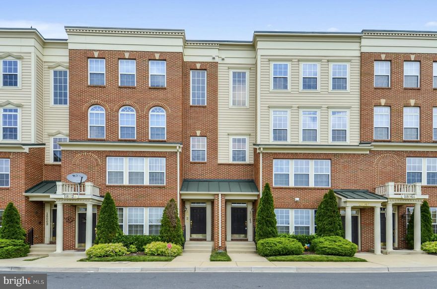 This beautiful upper level townhouse with garage has it all. Modern open floor plan, large living room, spacious dining room, gourmet kitchen w/granite, 42" maple cabinets, and breakfast bar. Huge master suite complete with deluxe bath, soaking tub, and large walk in. Laundry room on bedroom level and new carpet throughout. Gorgeous unobstructed views and around corner from the pool.