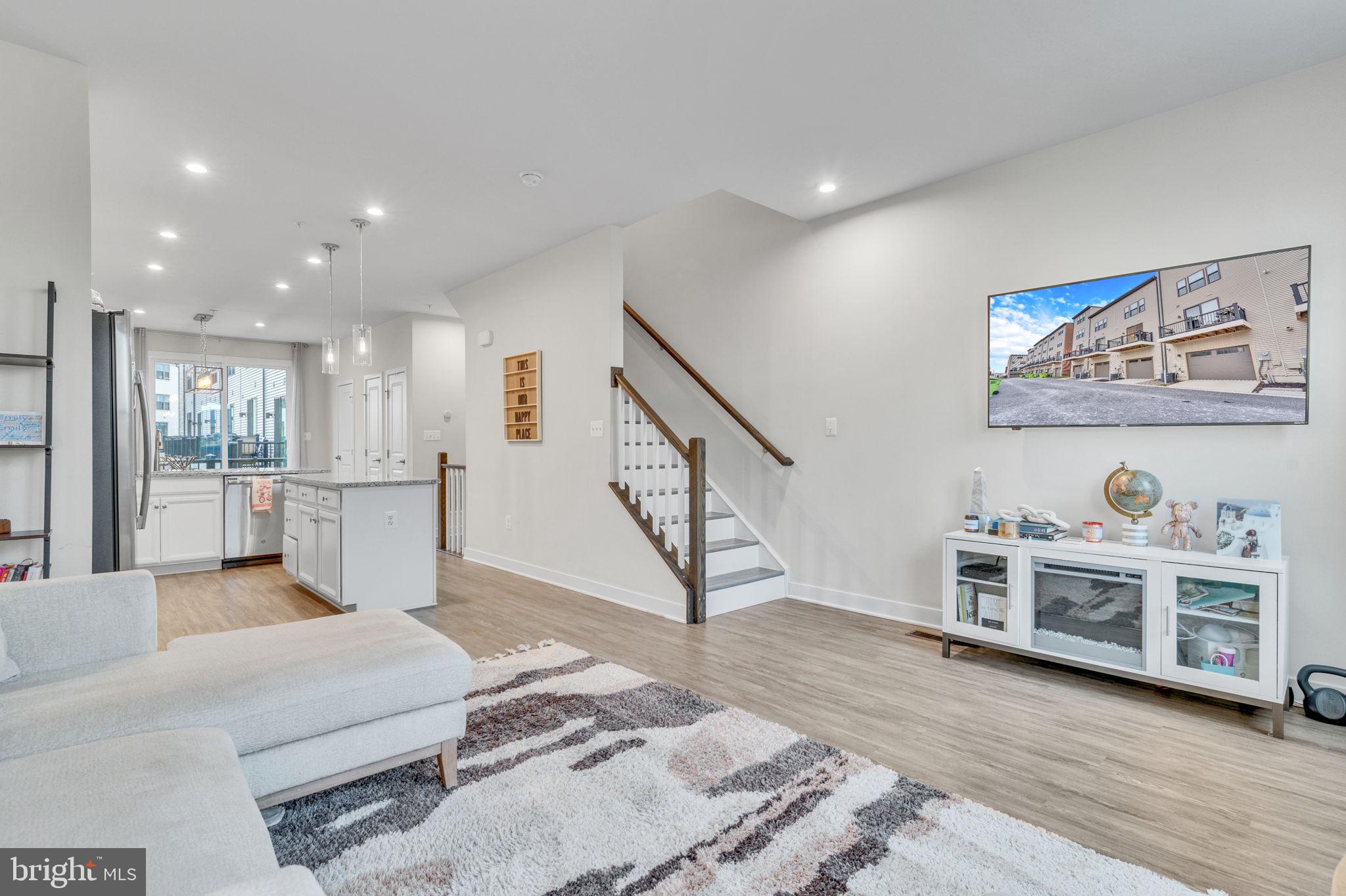 VILLAGE OF TOWNE SQUARE - Residential Lease