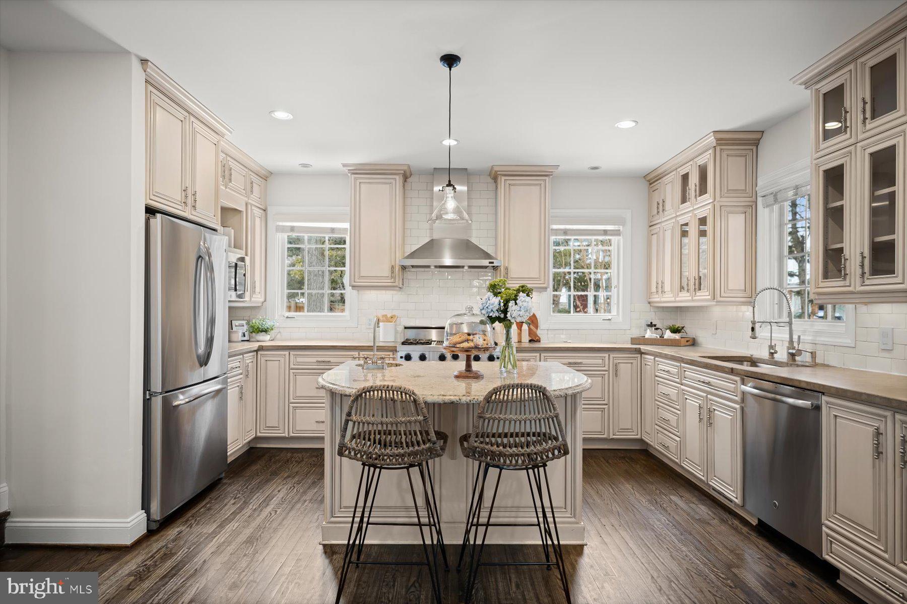 COUNTRY CLUB - Residential