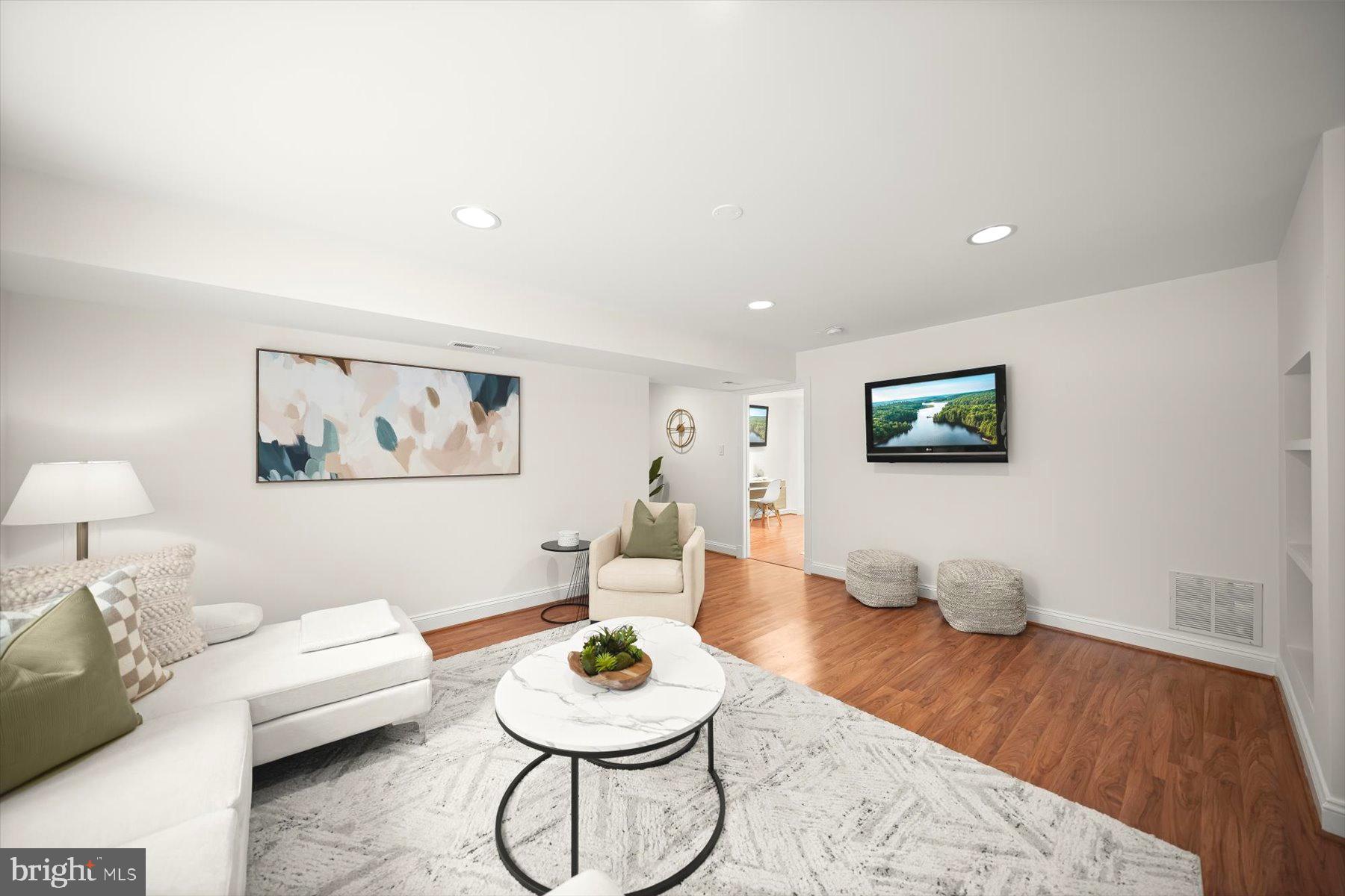 COUNTRY CLUB - Residential