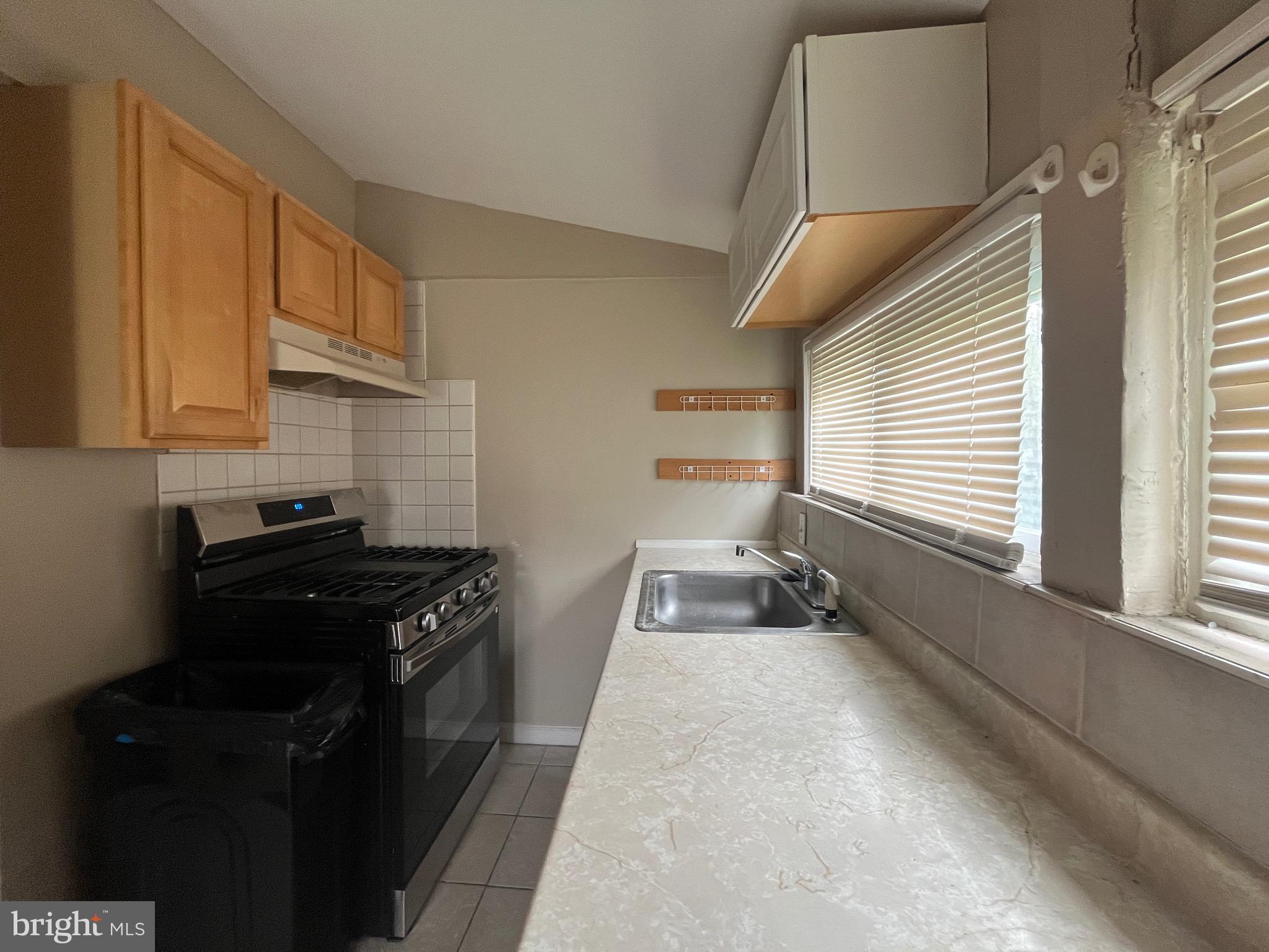 LAWNDALE - Residential Lease