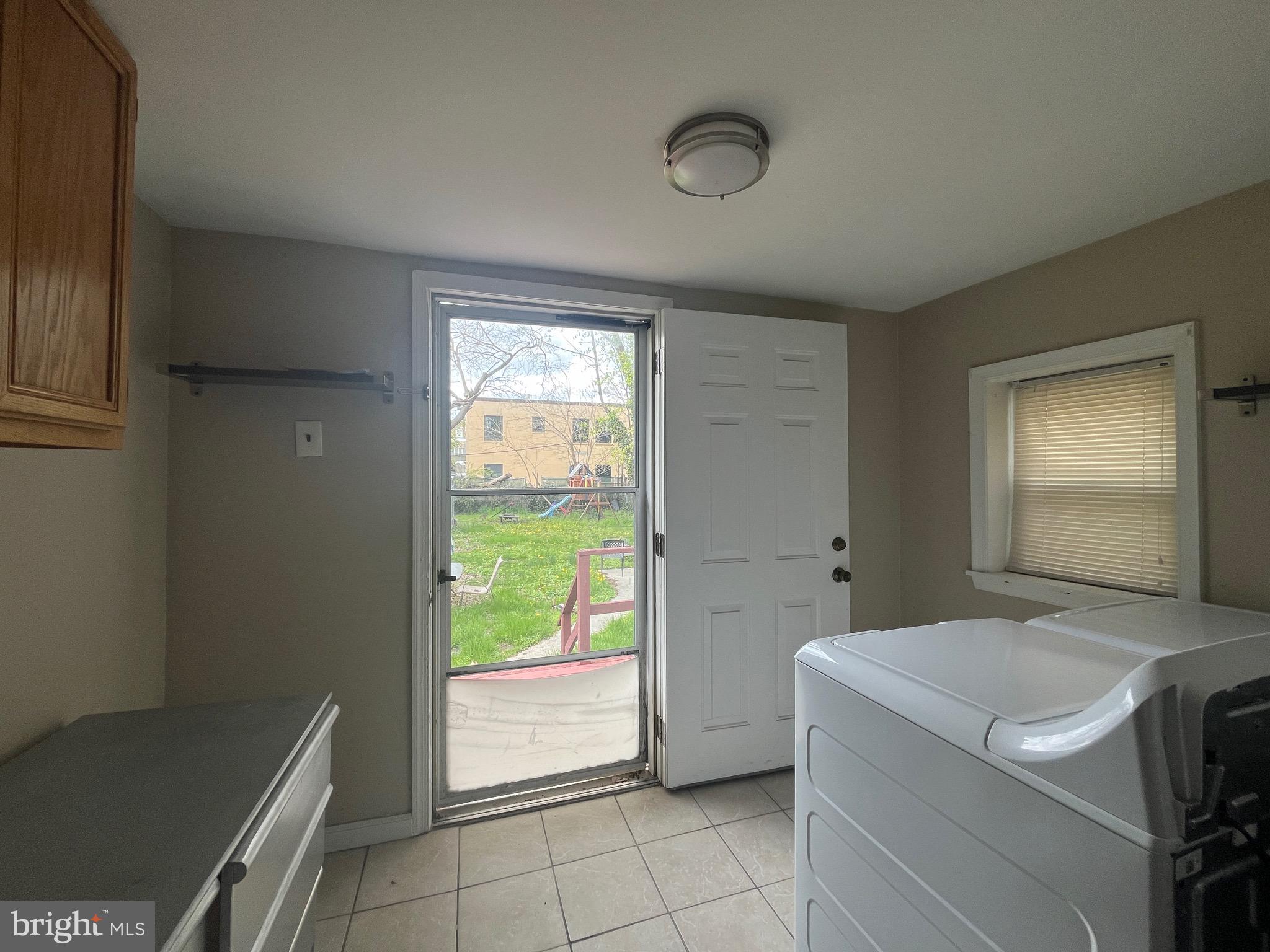 LAWNDALE - Residential Lease