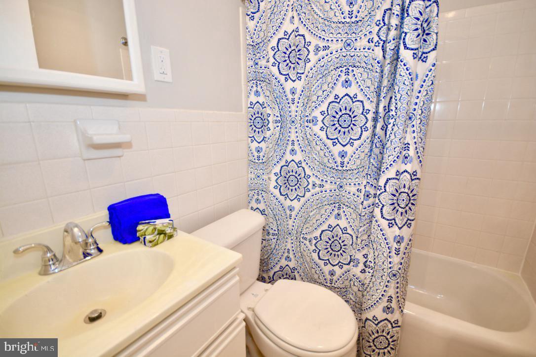 PORT ROYAL CONDOMINIUM - Residential Lease