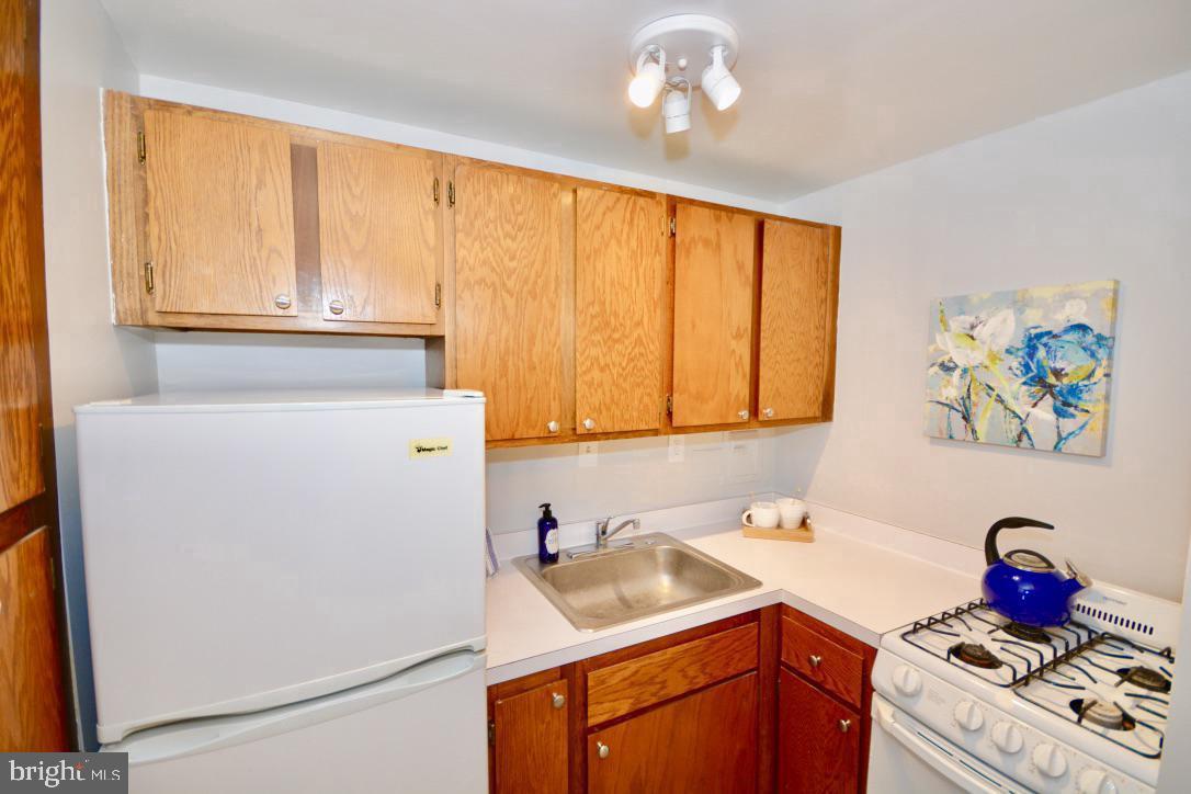 PORT ROYAL CONDOMINIUM - Residential Lease