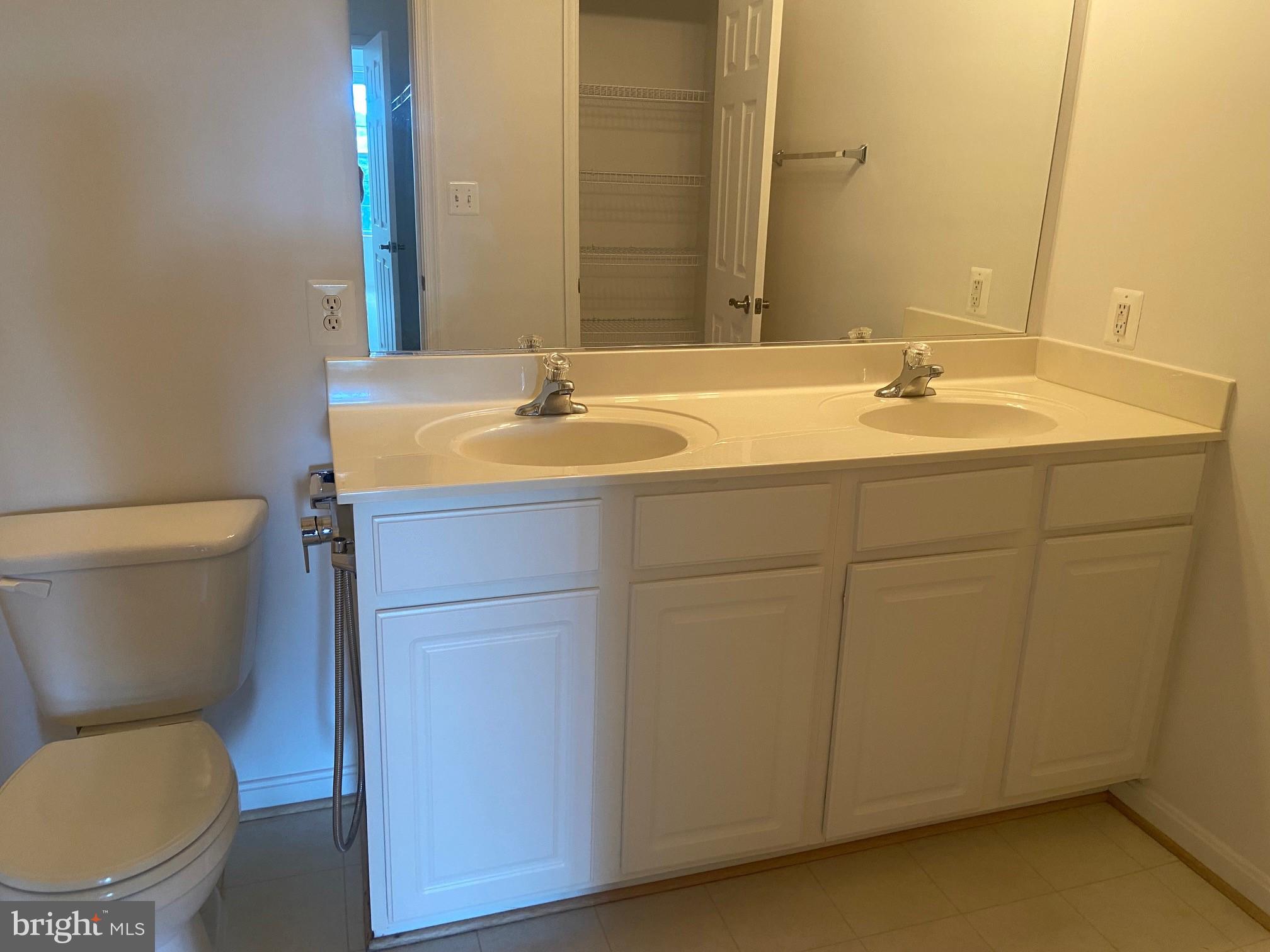 COMMONS ON POTOMAC SQUARE - Residential Lease