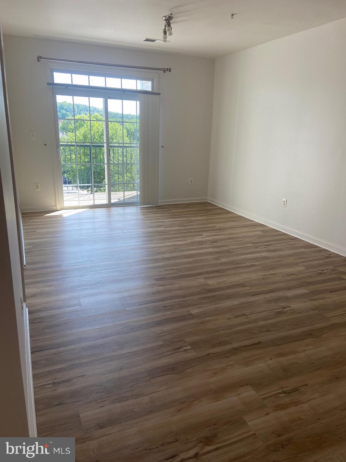 COMMONS ON POTOMAC SQUARE - Residential Lease