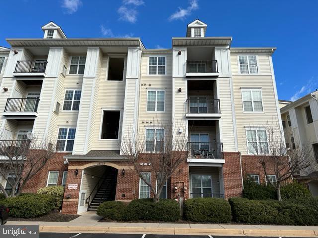 Large, bright, sunny and freshly painted with 2 assigned parking spots # 182 and 259. Two primary bedrooms with 2 huge walk-in closets. Plenty of storage space in the separate laundry room. Access to community pools, Tennis court, Basketball court and Clubhouse. Walking distance to NOVA, Library, Giant and many other shops. New flooring, freshly painted and granite countertops.