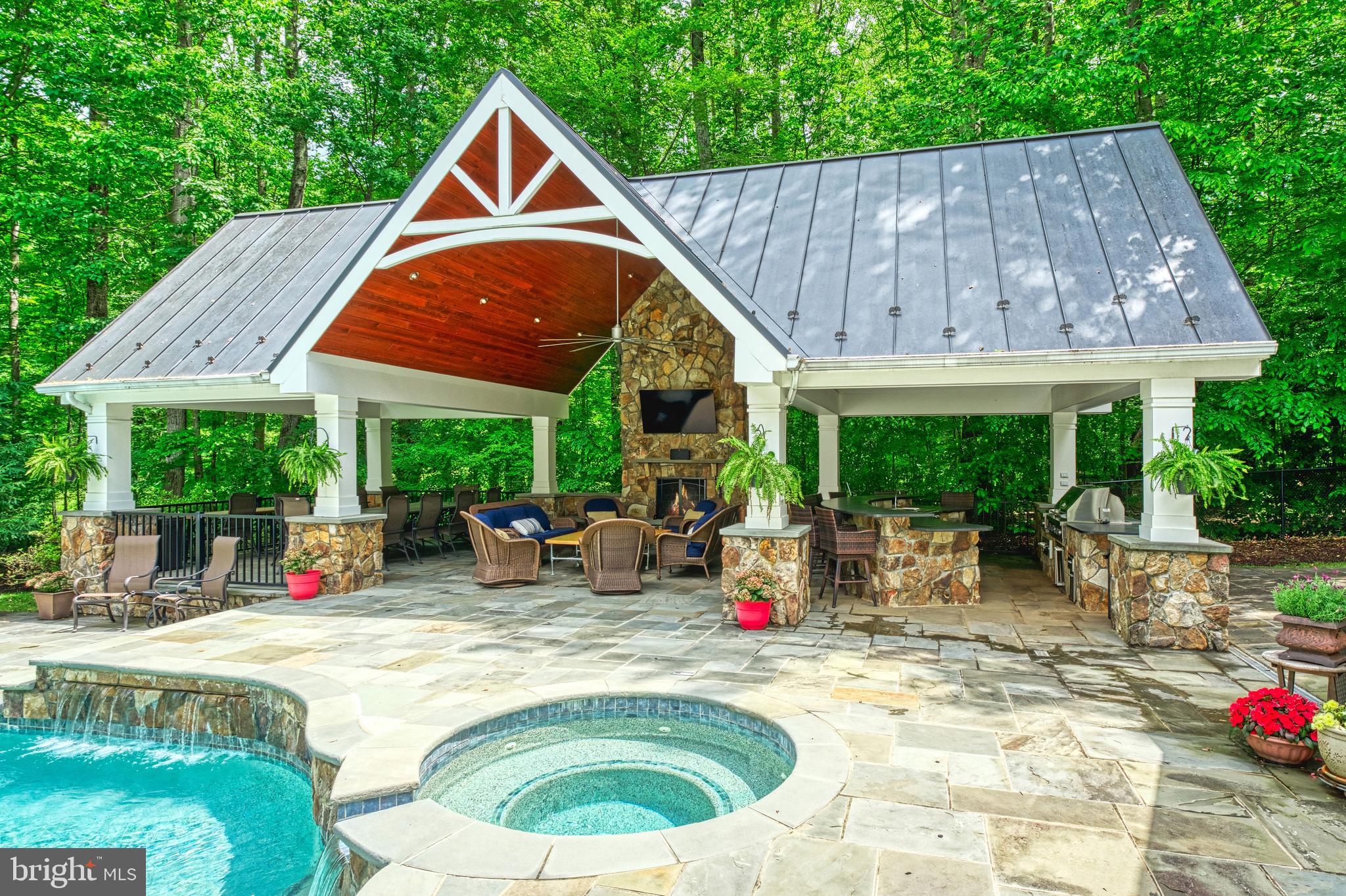 HUNTWOOD MANOR - Residential