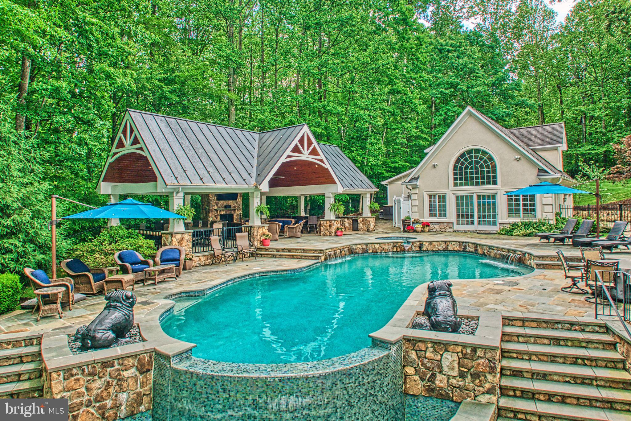 HUNTWOOD MANOR - Residential