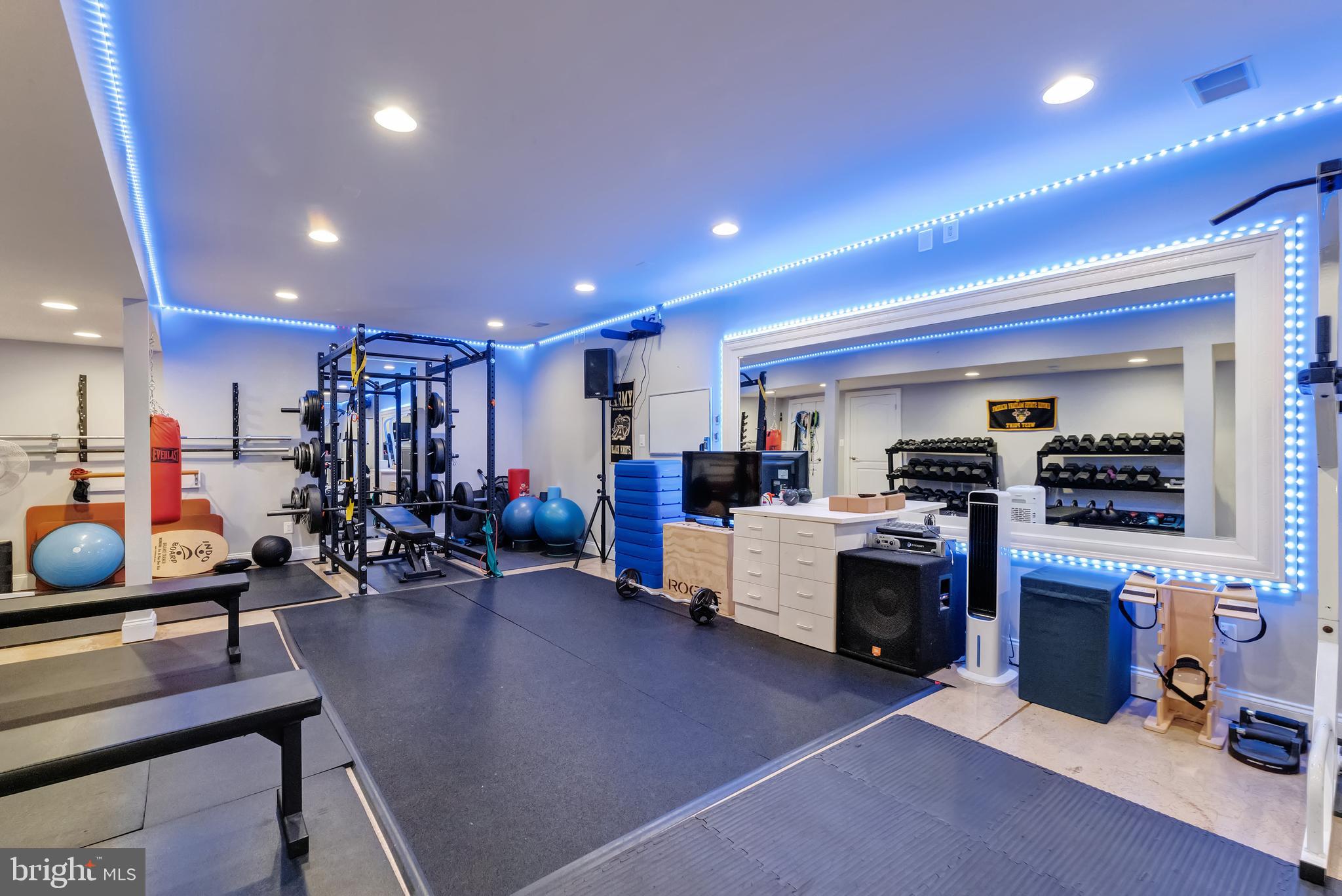 HUNTWOOD MANOR - Residential