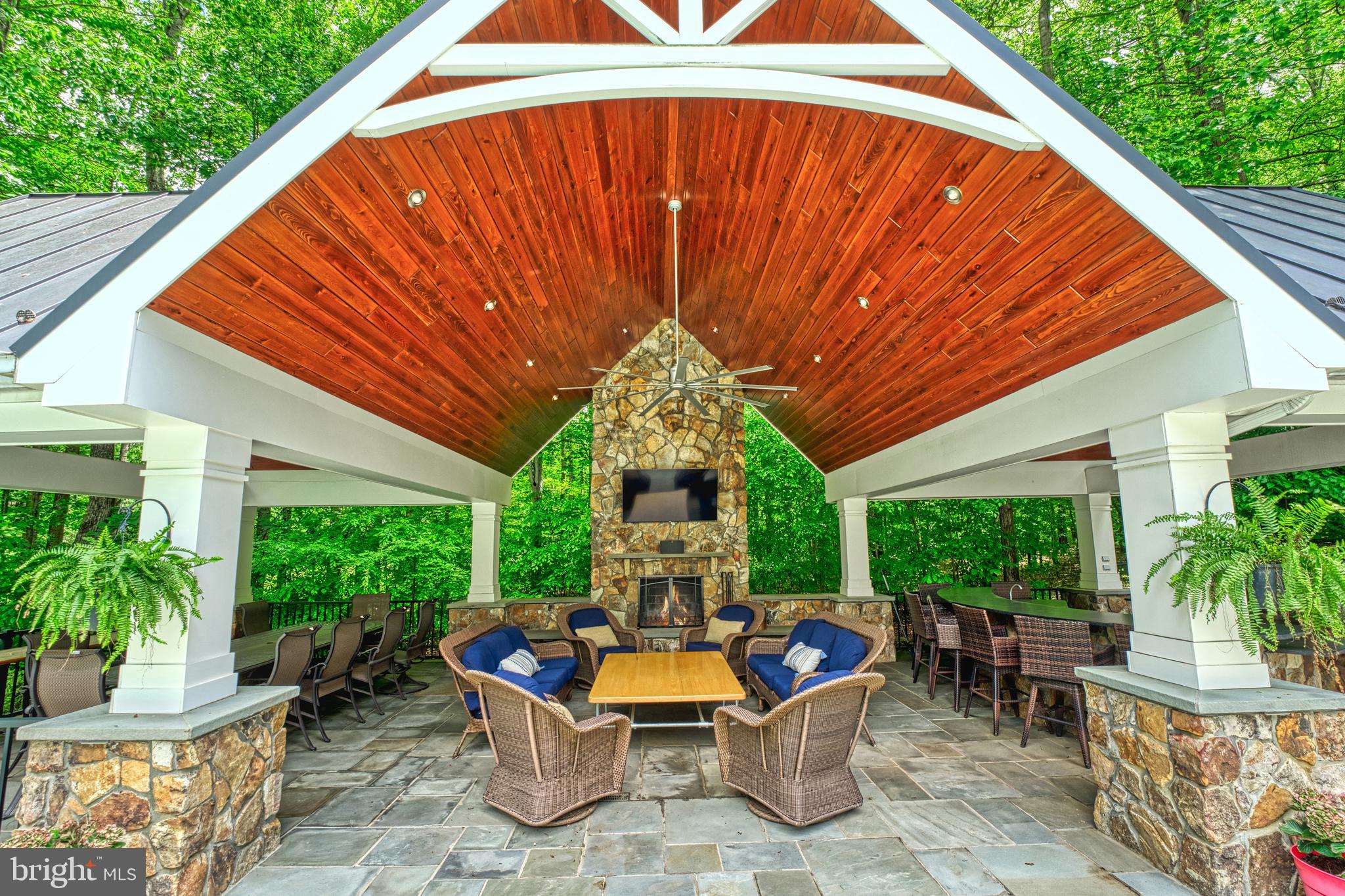 HUNTWOOD MANOR - Residential