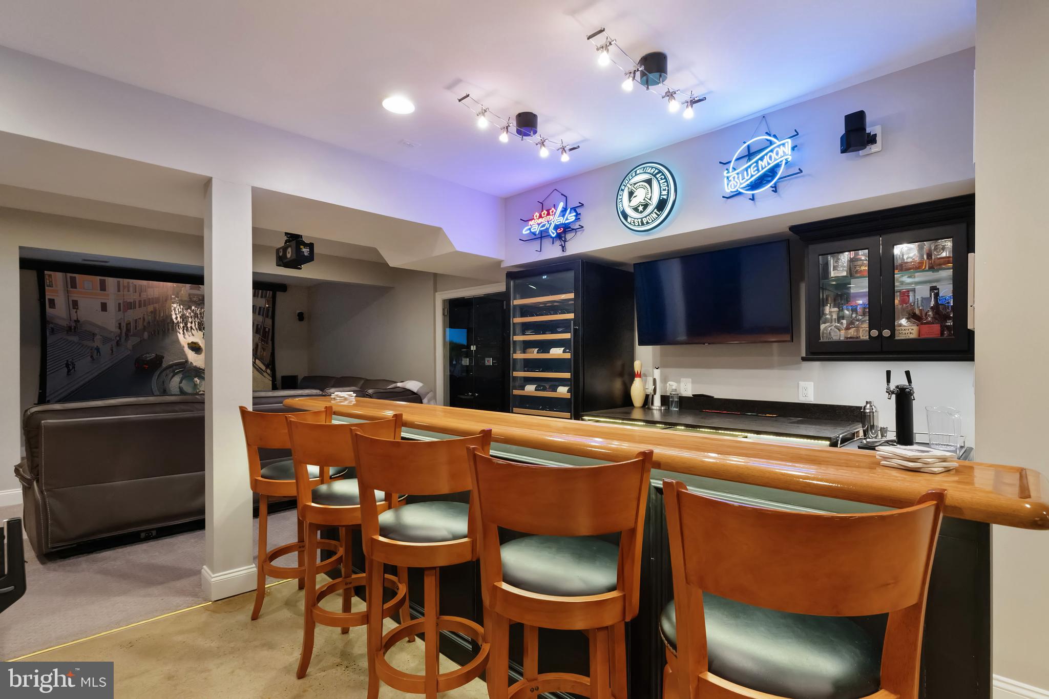 HUNTWOOD MANOR - Residential