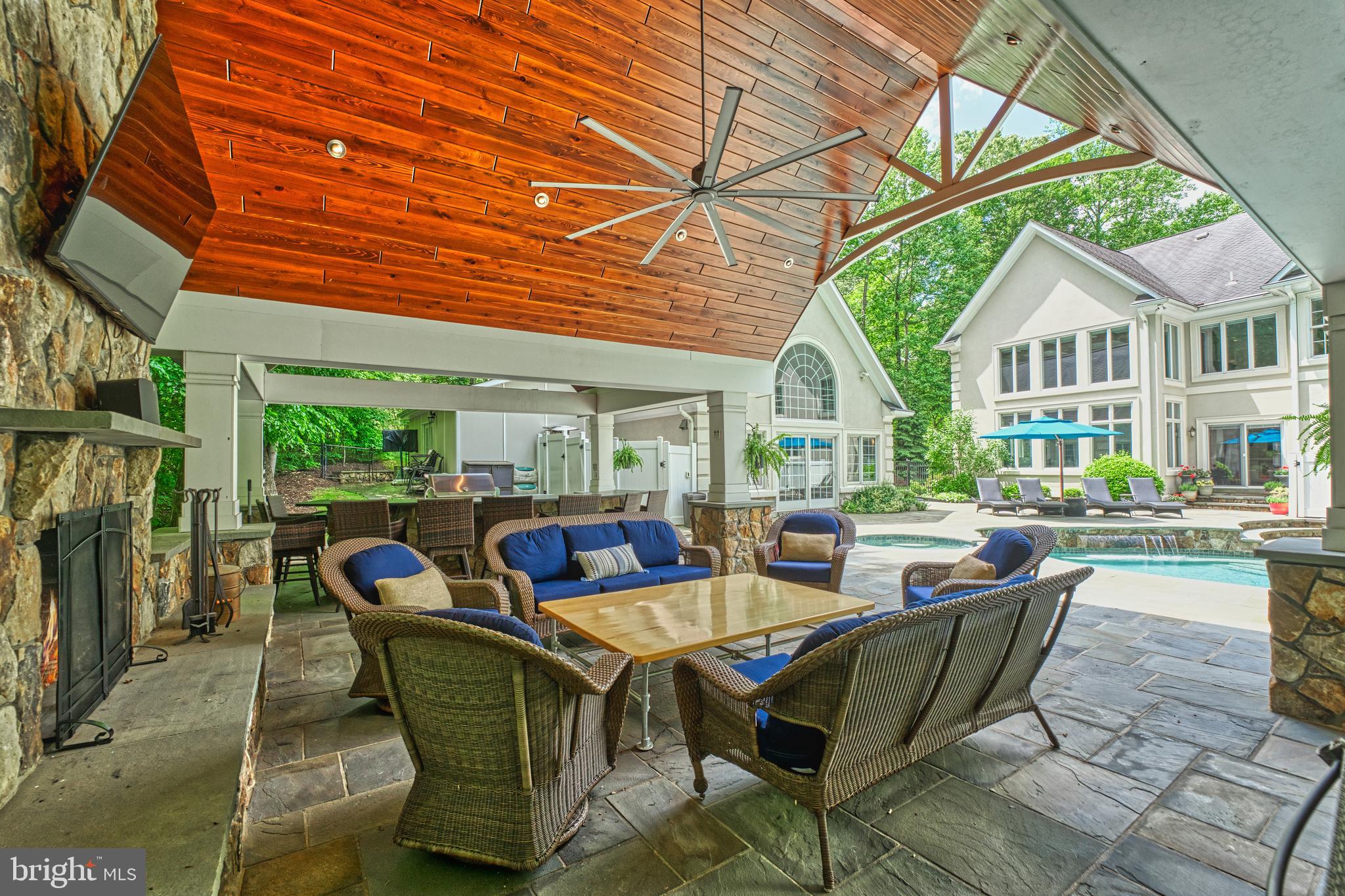 HUNTWOOD MANOR - Residential