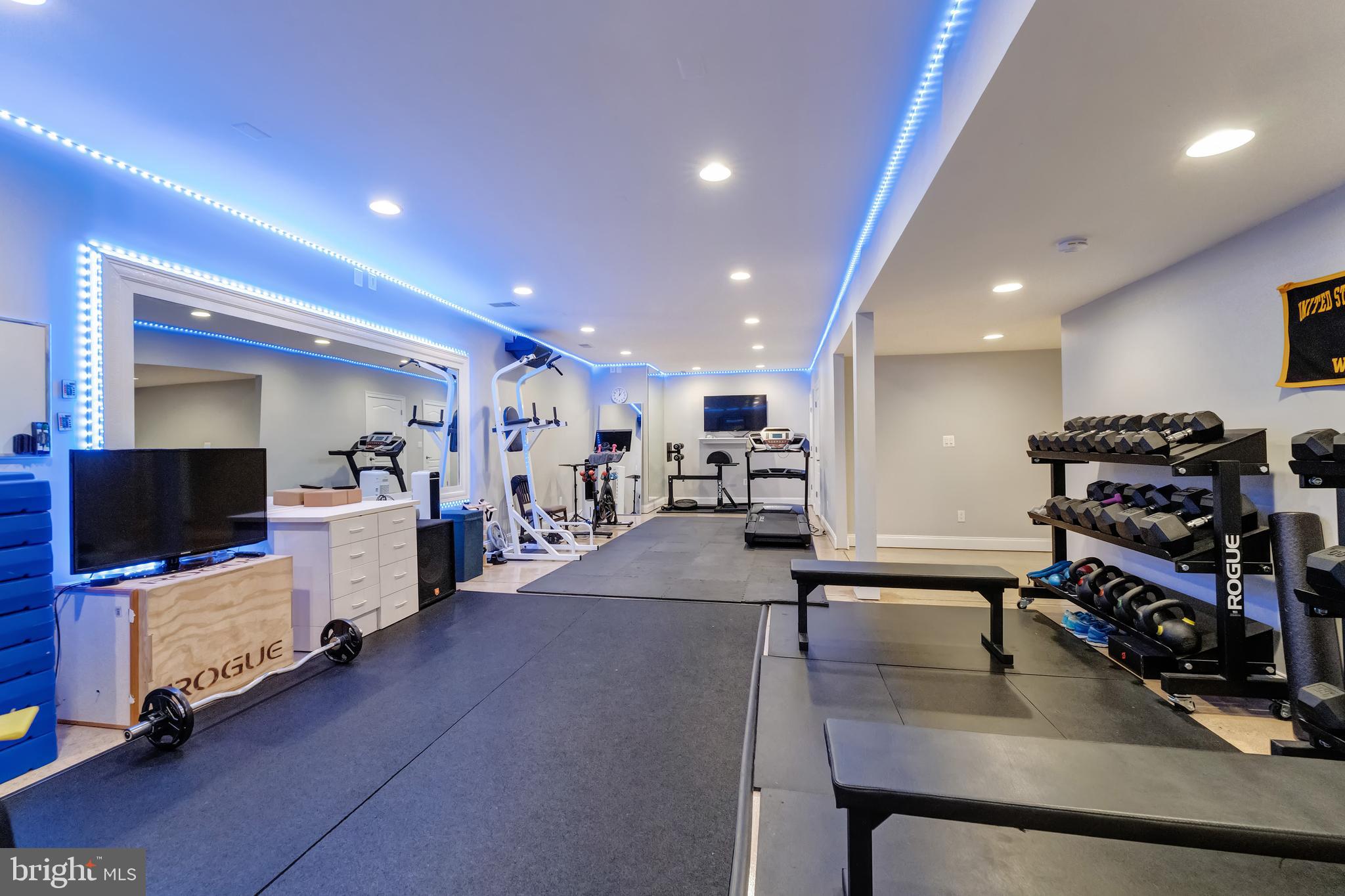 HUNTWOOD MANOR - Residential