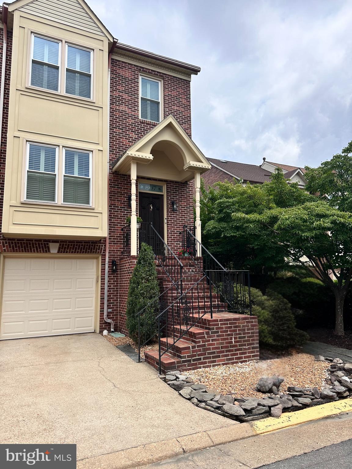 807 SHAW COURT