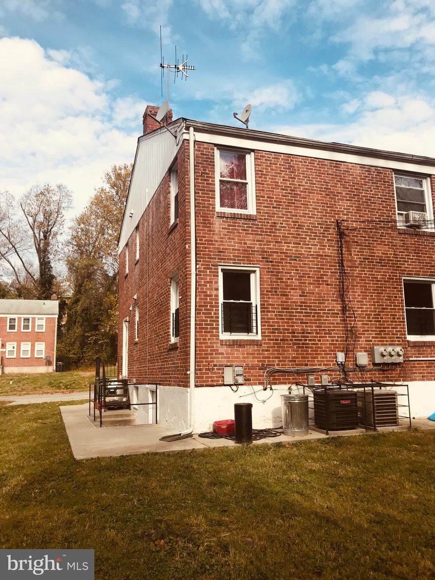 Available: Now! This condo is bright and cheery with windows in every room. The floors are hardwood throughout. The building is key access only and has a private driveway. The kitchen has been upgraded with granite counter-tops, breakfast bar and modern appliances. Great location and close to public transportation.