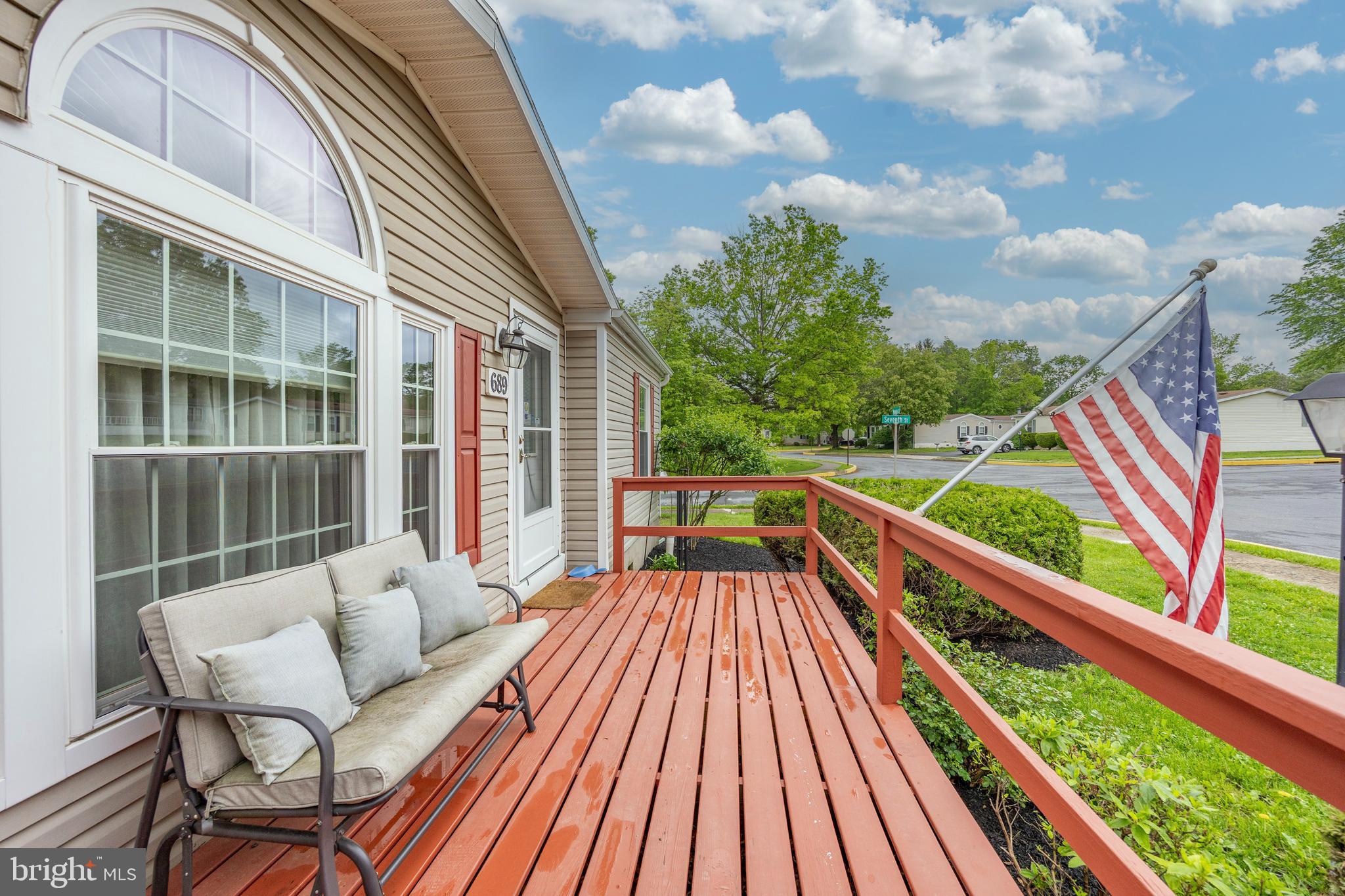 689 MIMOSA COURT