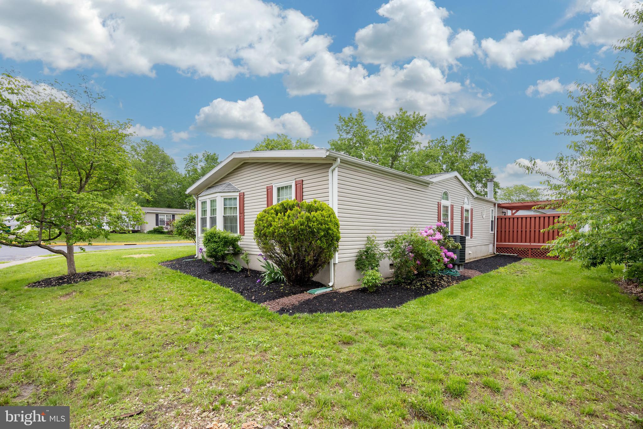 689 MIMOSA COURT