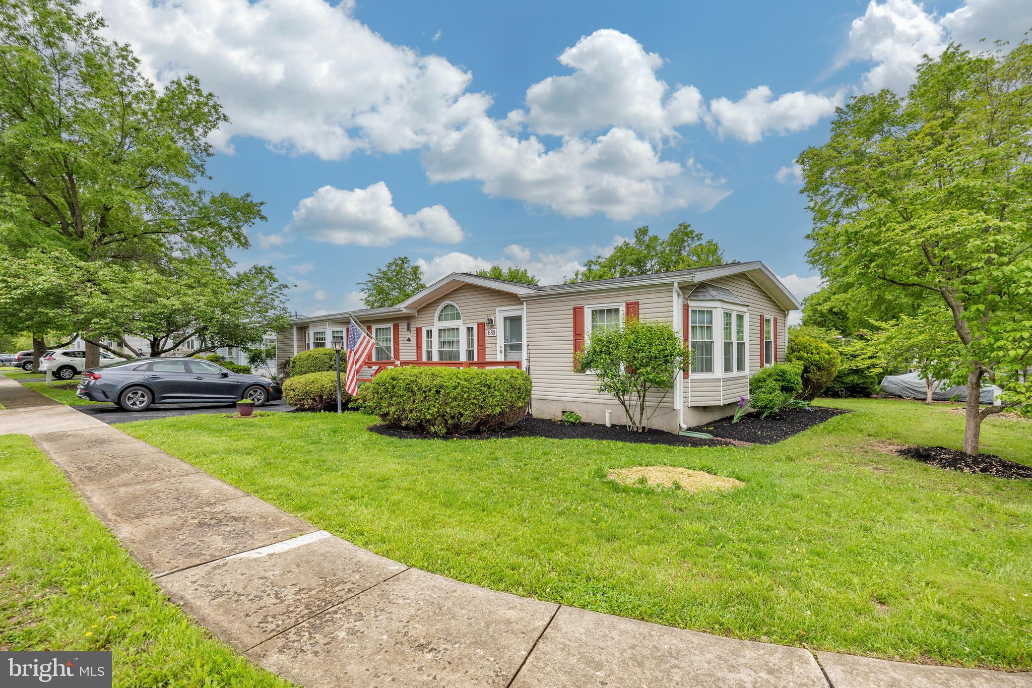 689 MIMOSA COURT