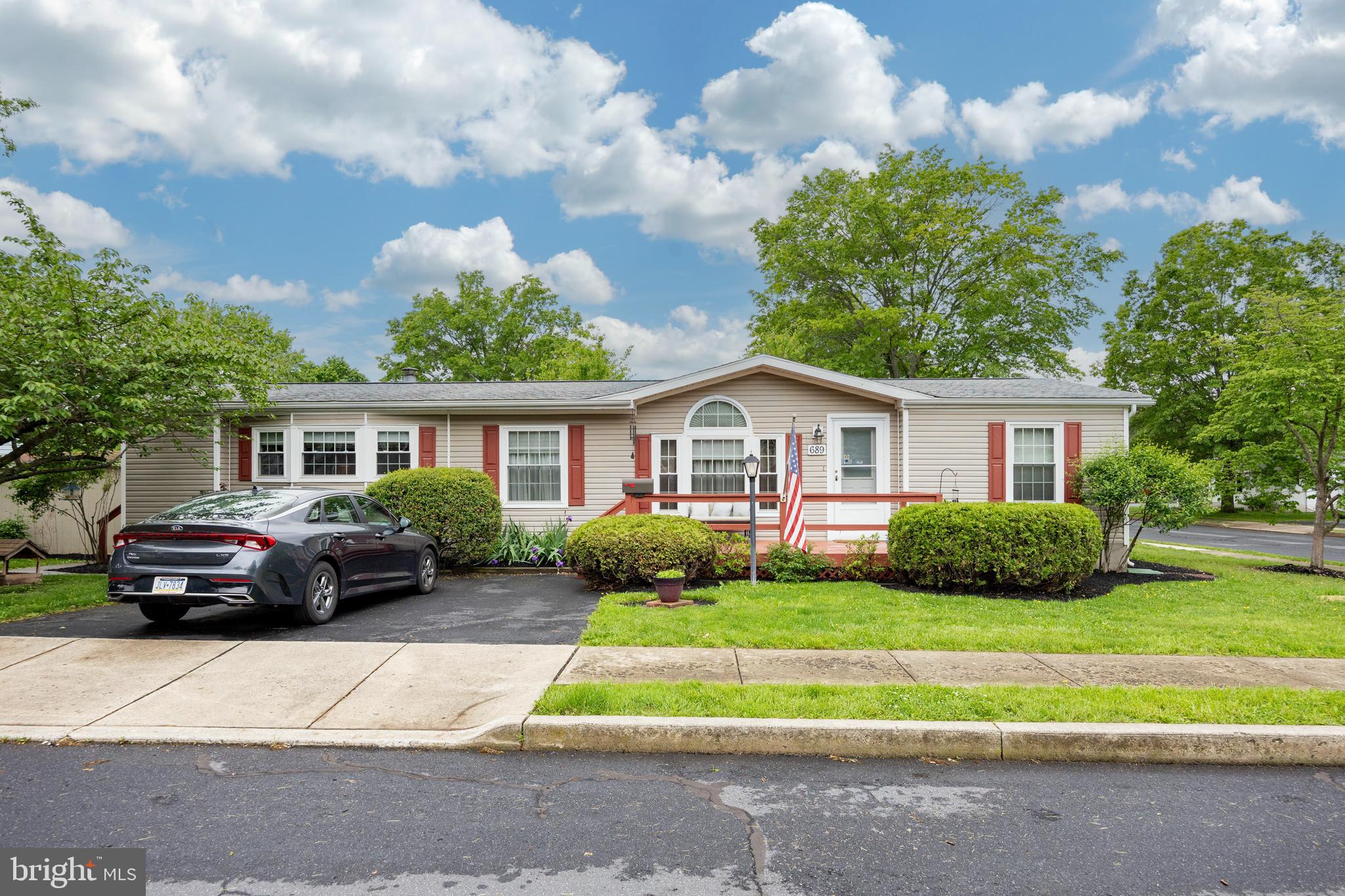 689 MIMOSA COURT