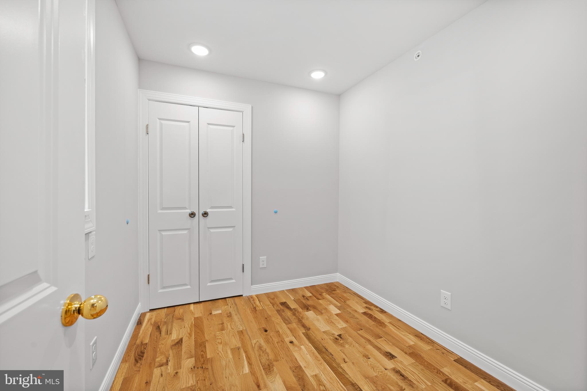 TACONY - Commercial Sale