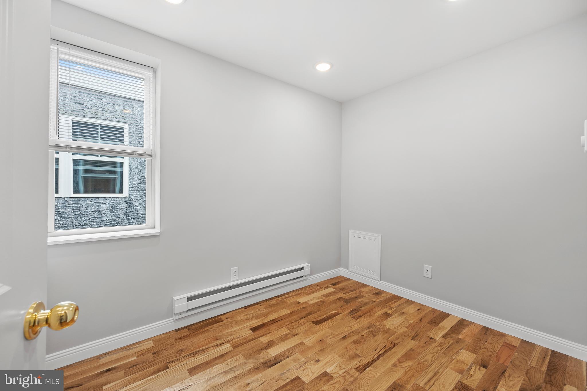 TACONY - Commercial Sale