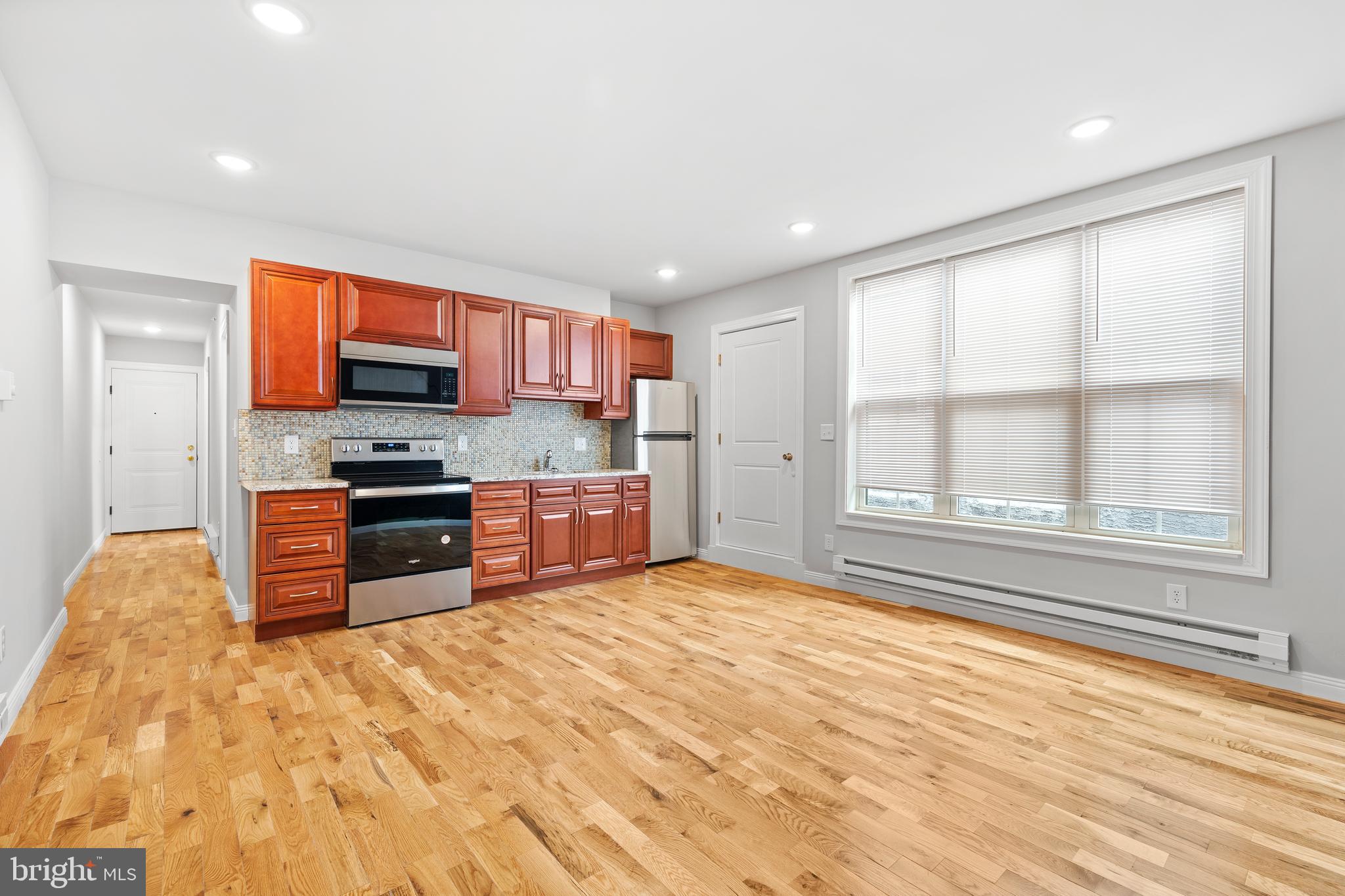 TACONY - Commercial Sale