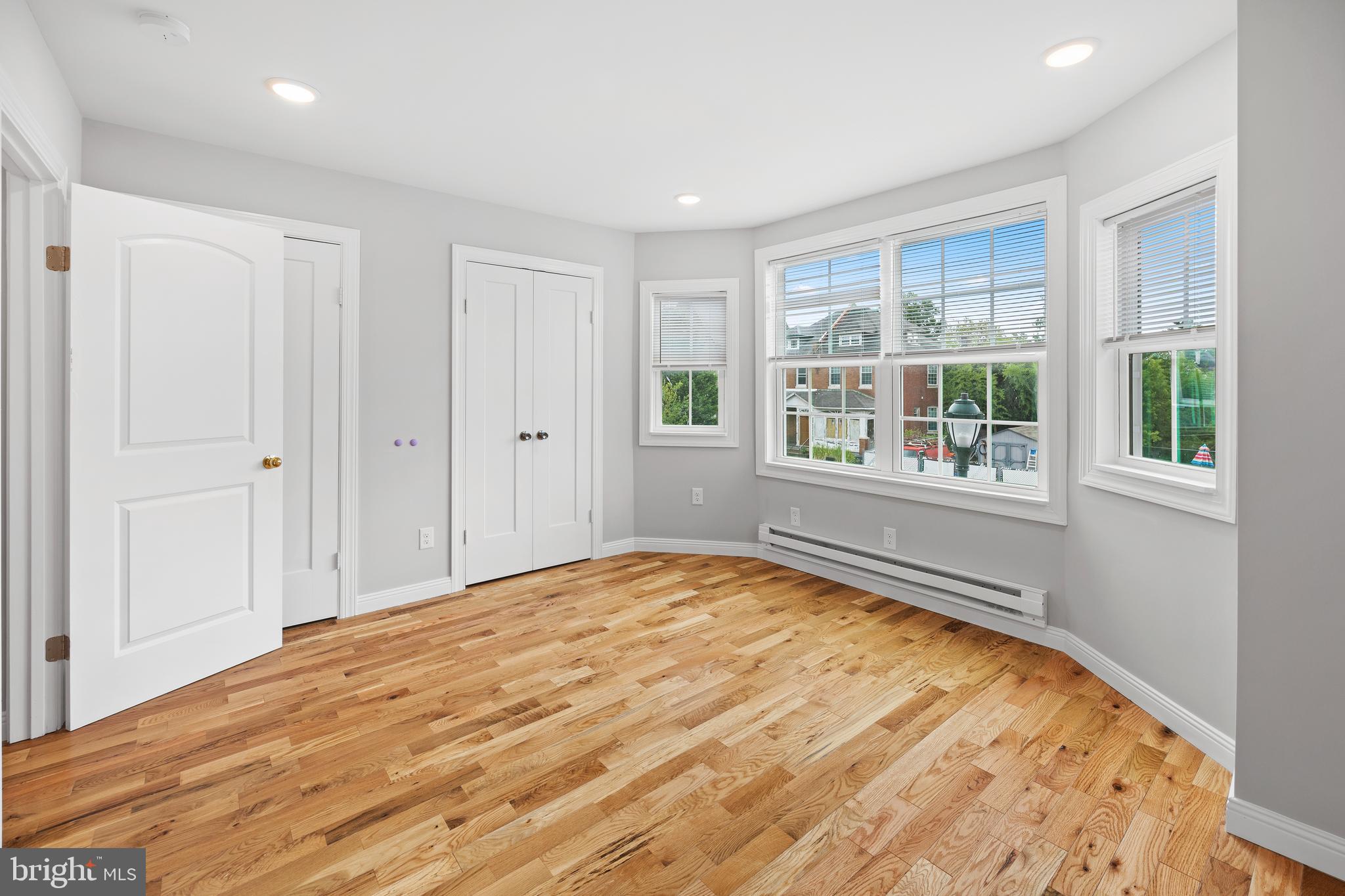 TACONY - Commercial Sale