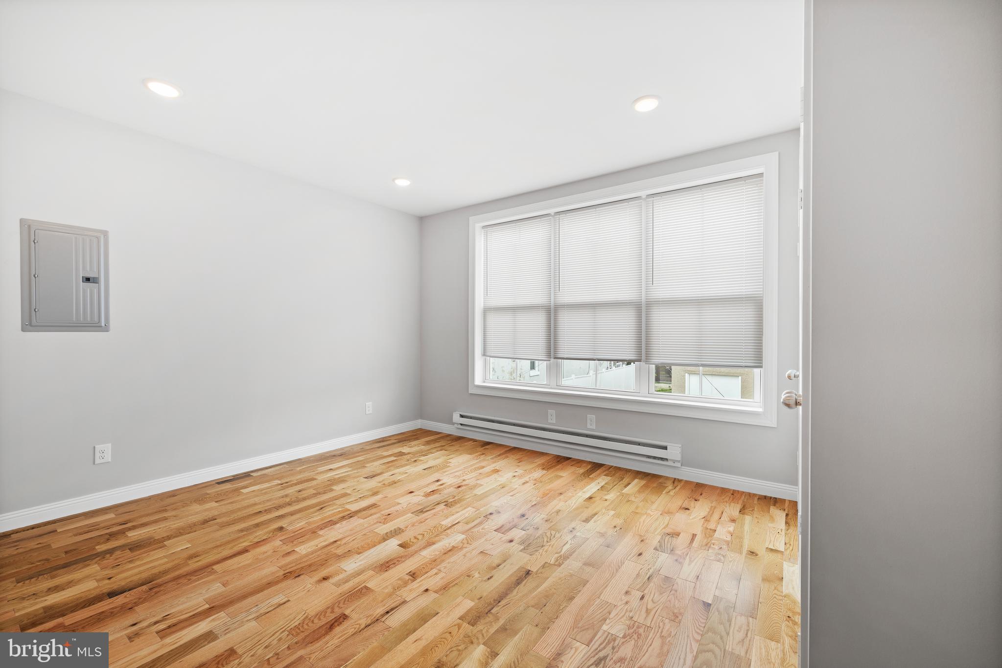 TACONY - Commercial Sale