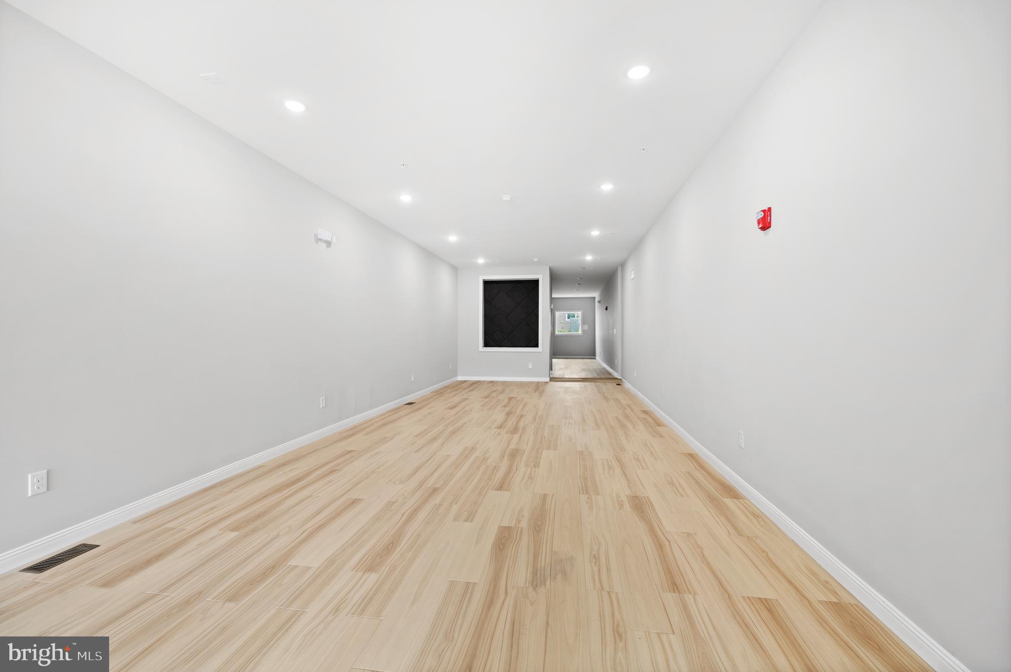 TACONY - Commercial Sale