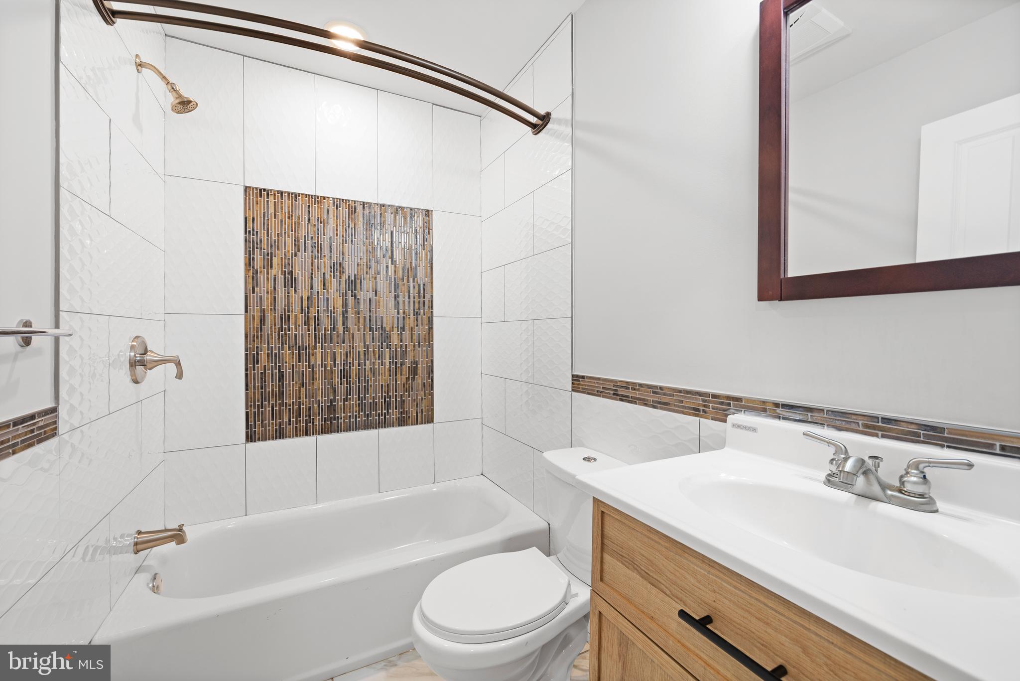 TACONY - Commercial Sale