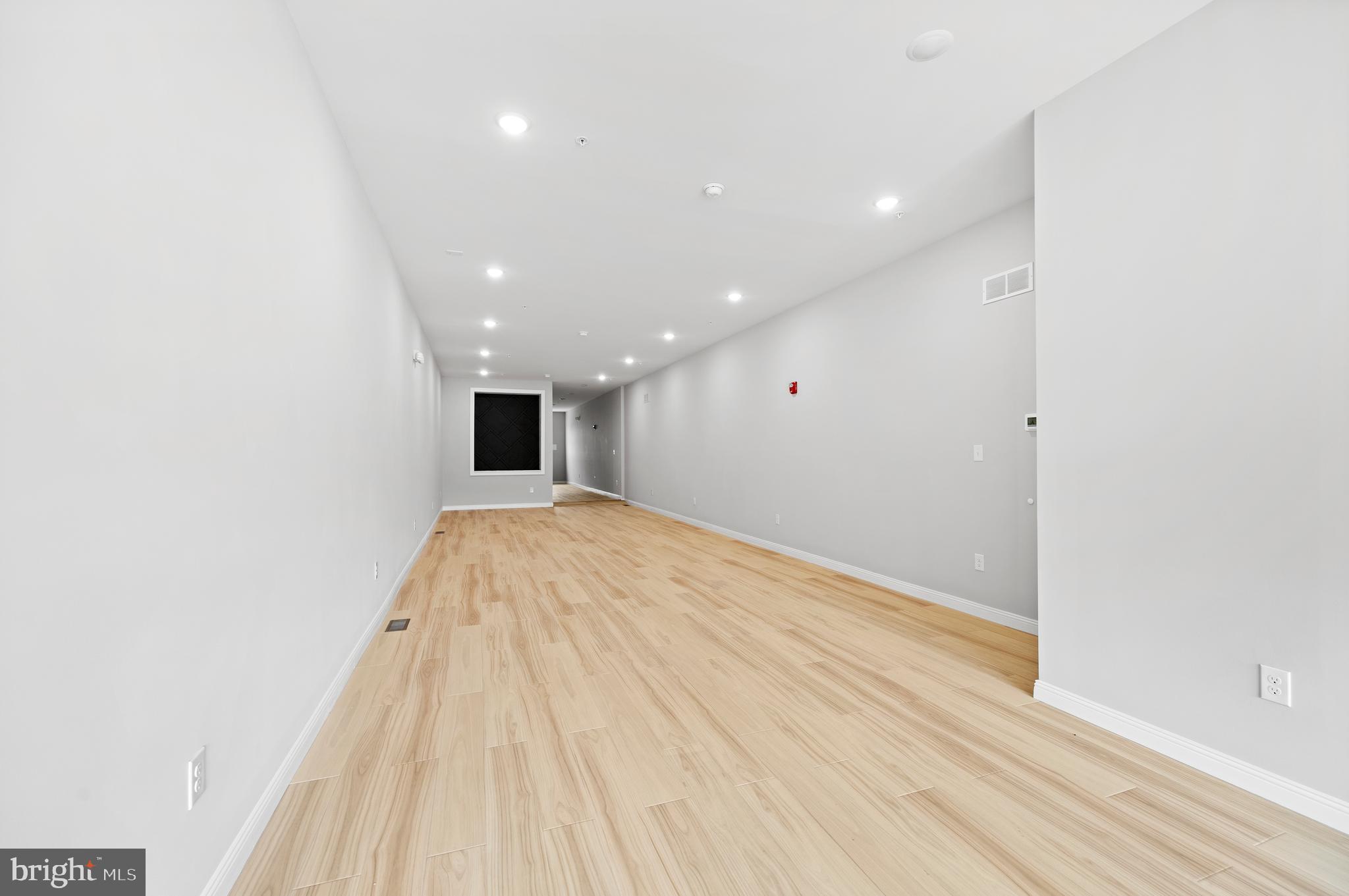 TACONY - Commercial Sale