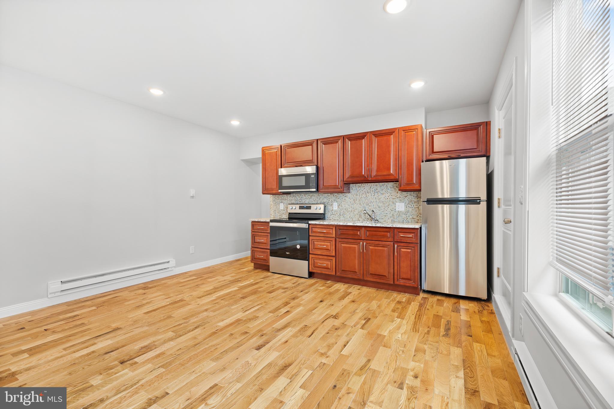 TACONY - Commercial Sale