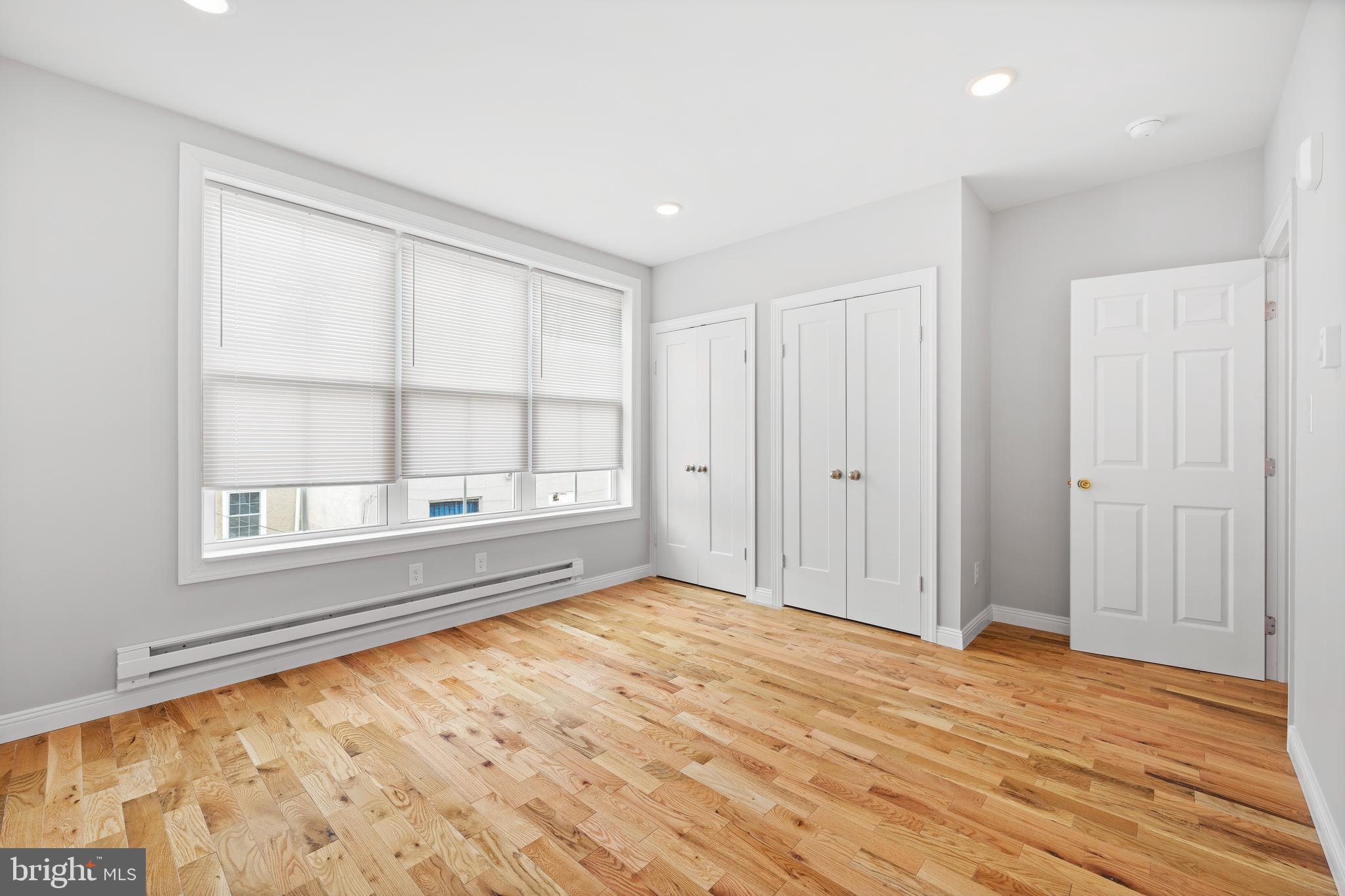 TACONY - Commercial Sale