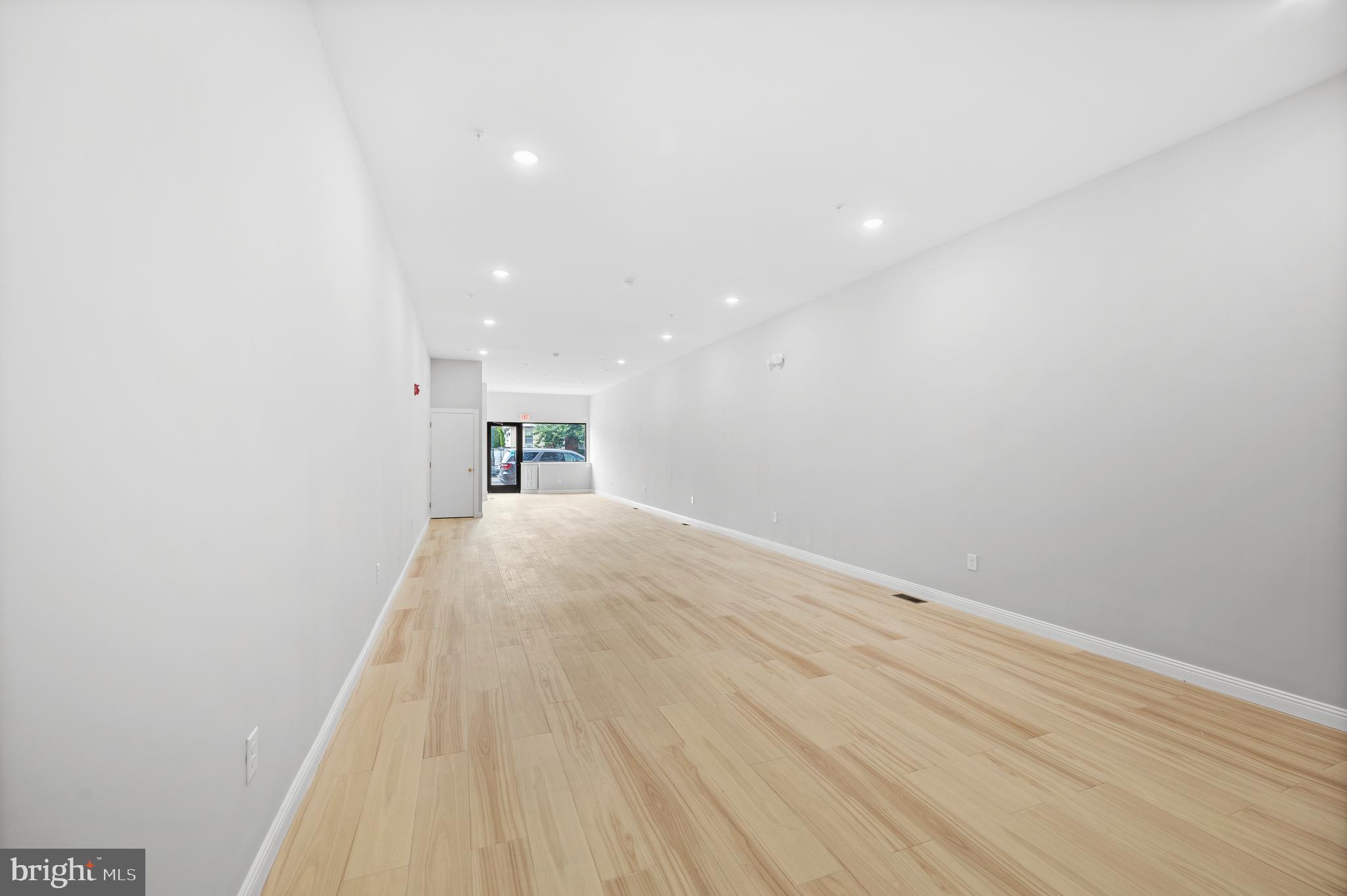 TACONY - Commercial Sale