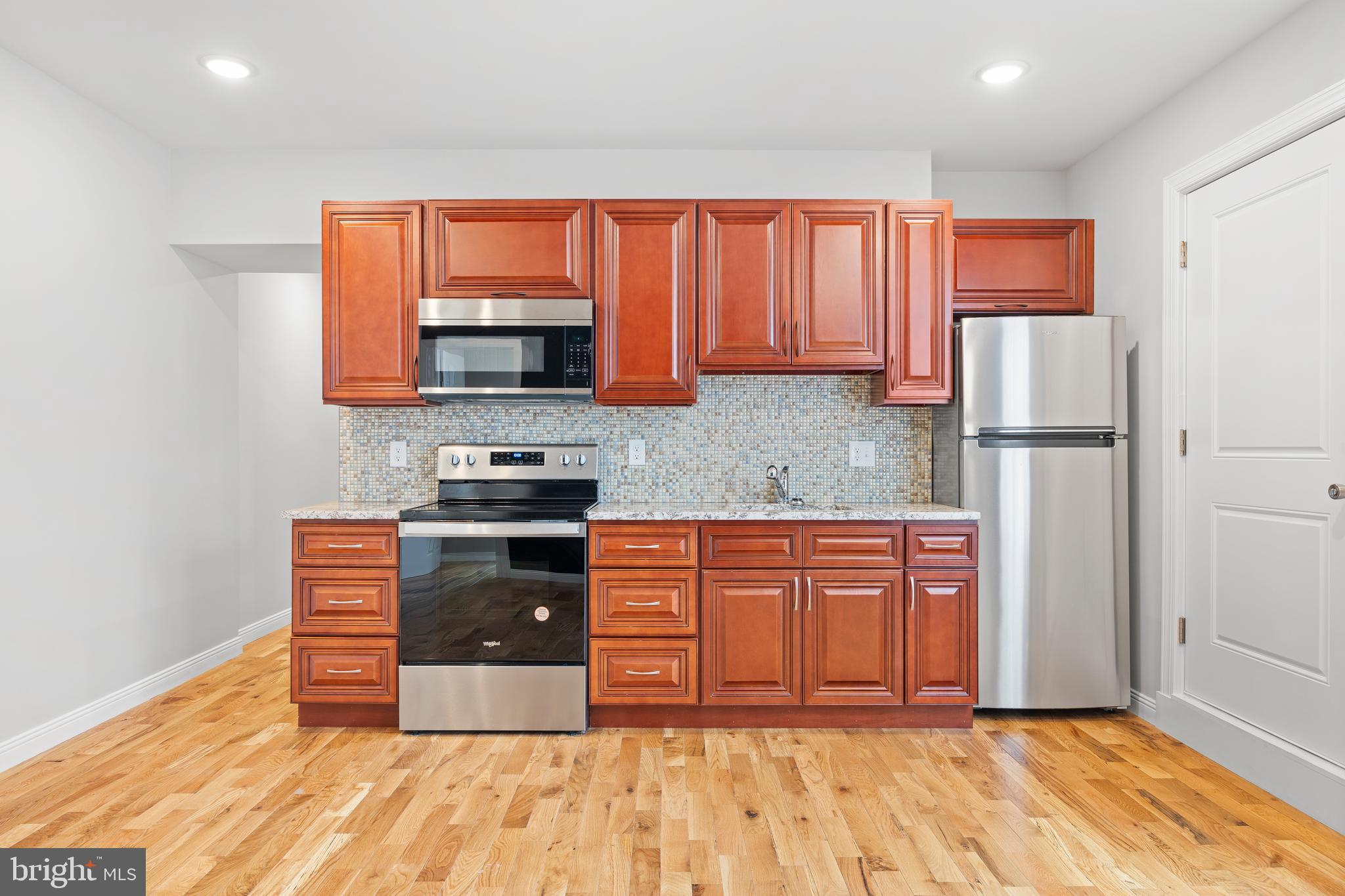 TACONY - Commercial Sale