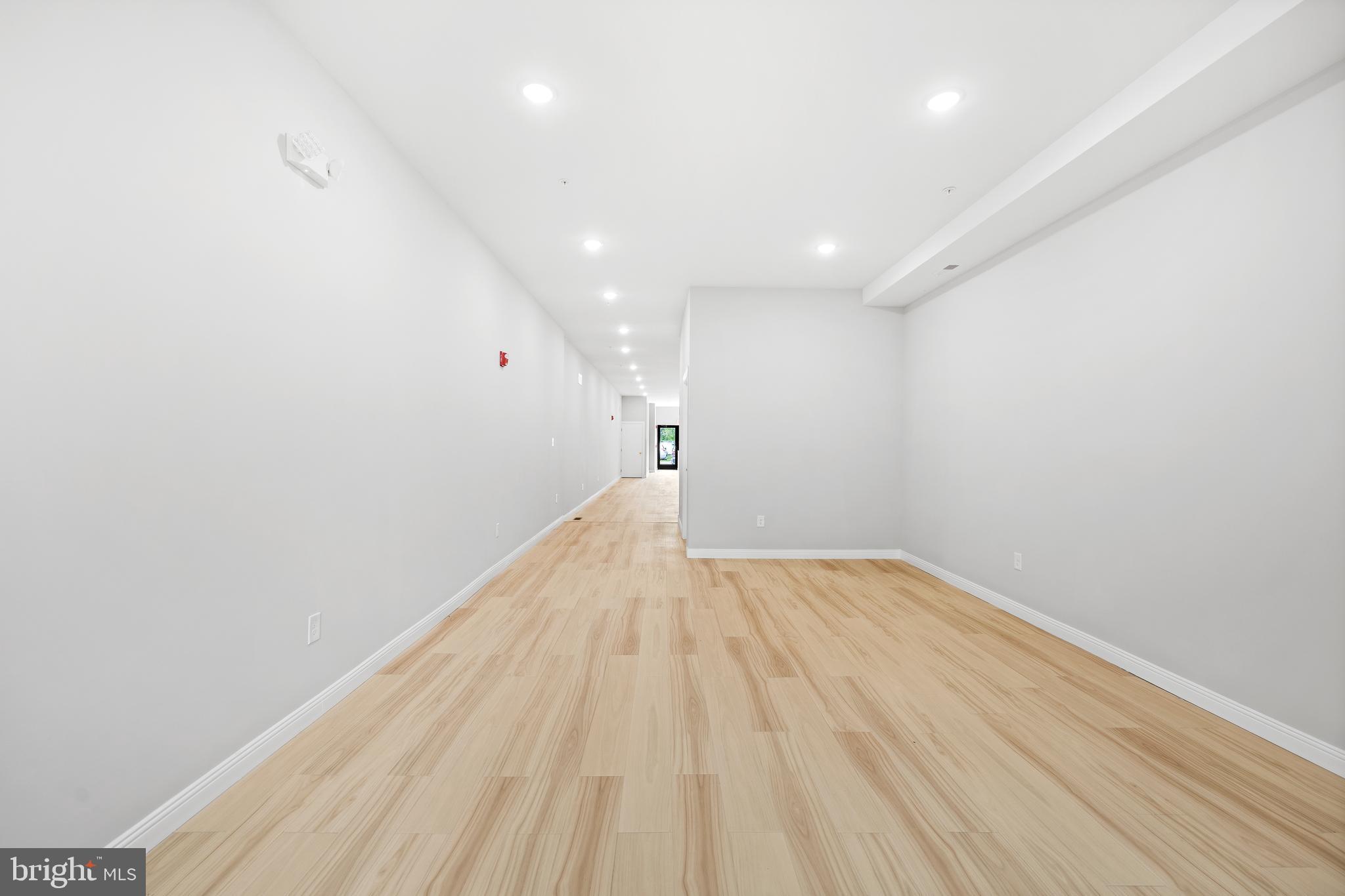 TACONY - Commercial Sale