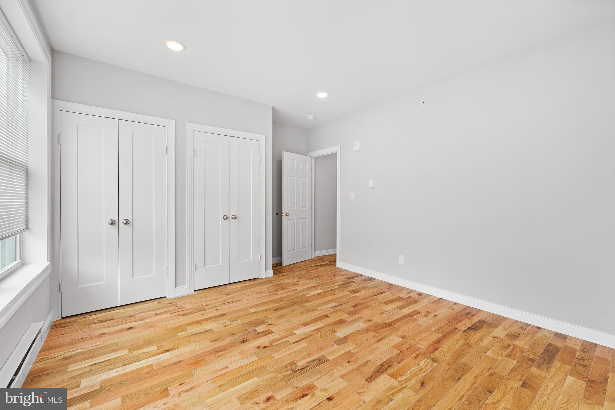 TACONY - Commercial Sale