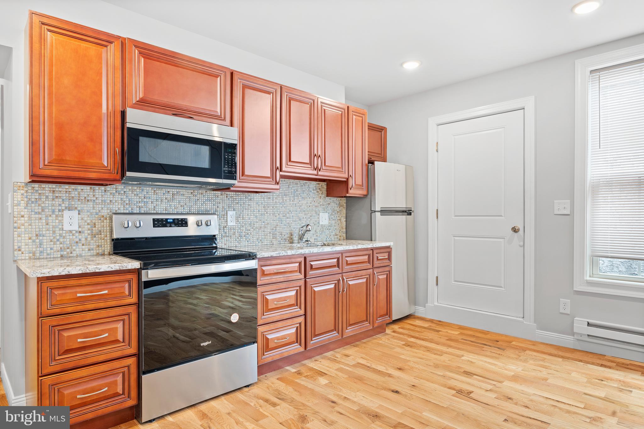 TACONY - Commercial Sale