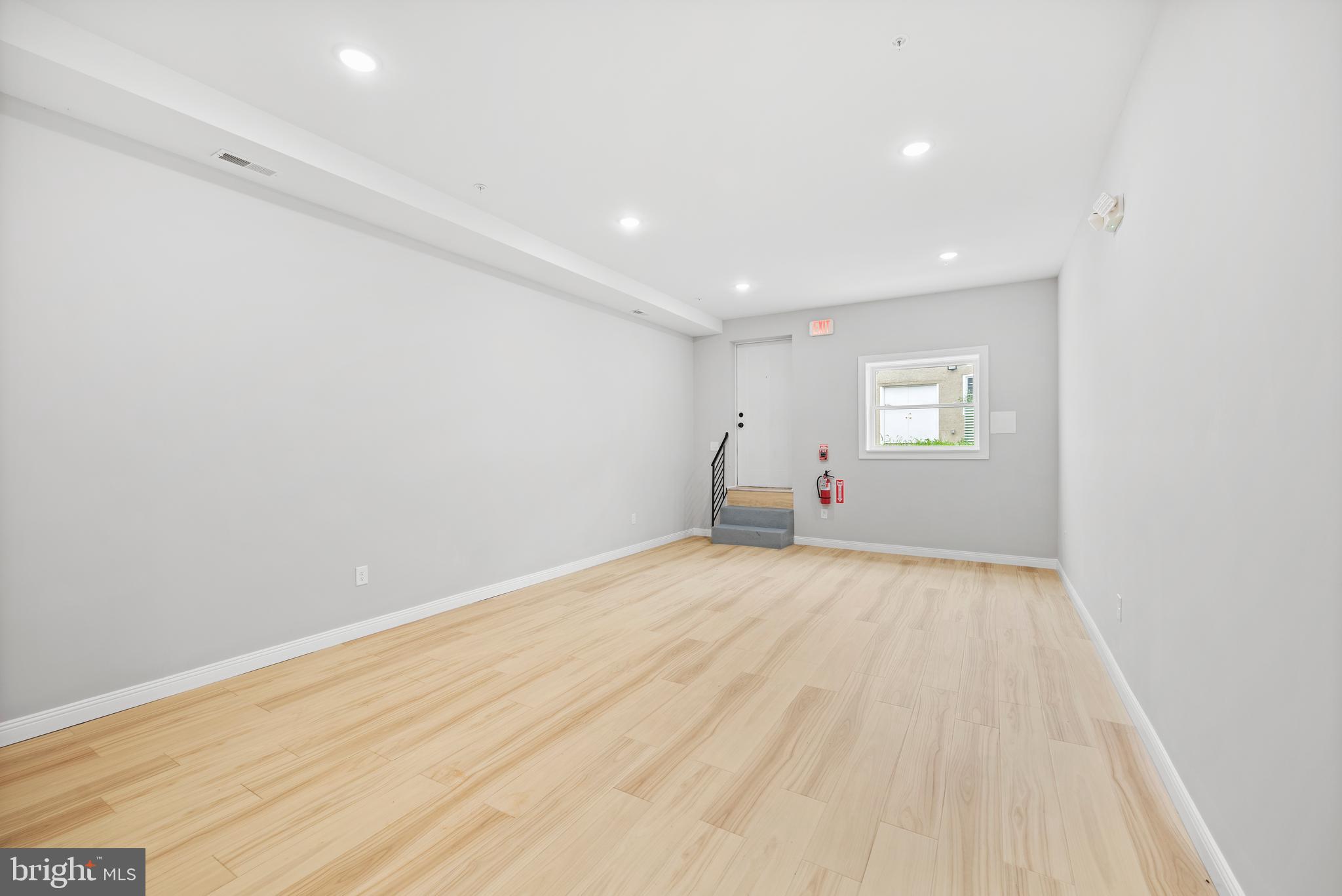 TACONY - Commercial Sale