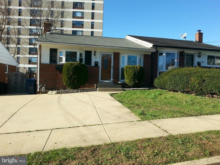 Great Location! Main Level Rental Only. Basement is for Landlord Use with Separate Entrances. Clean 3 Bedroom Duplex w/ large kitchen area. One Full Bath. Hardwood floors throughout. Ceramic tile in kitchen. Shed in backyard. Very Close to i395, DC, Arlington & Old Town. Large Driveway.  No Smoking & Pets Not Allowed. 10-12 month lease. Private, Safe and Secure.