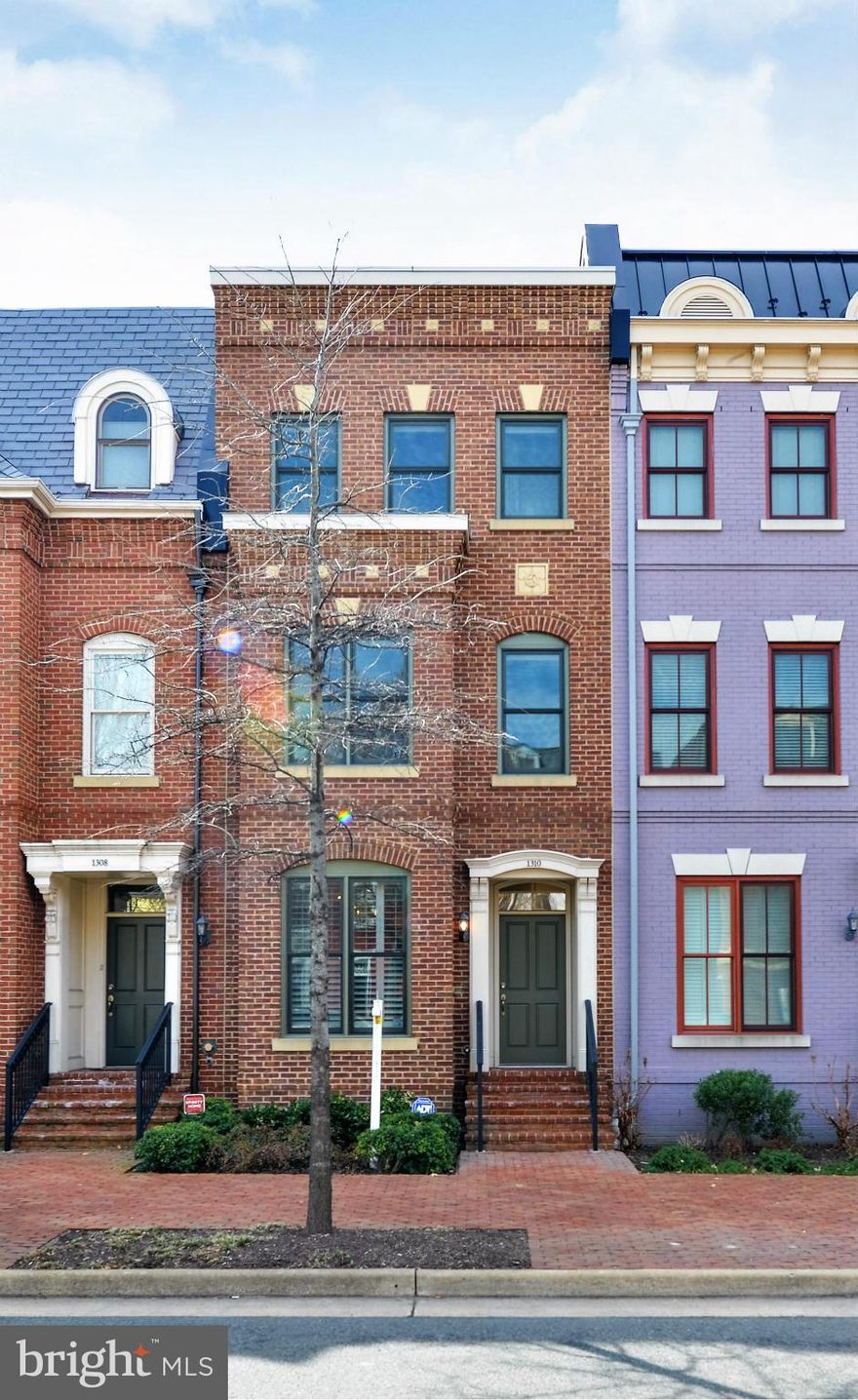 Stunning townhouse in impeccable condition.Thee bedrooms each with en-suite baths. Open living/ dining rooms divided by gas fireplace, plantation shutters. Gourmet kitchen,with 42"cabinets, granite counter tops, stainless appliances, opening to a relaxing private patio.Top floor master suite with 2 walk in closets, luxurious bath & balcony. Secure parking, .04 mile to metro, shops and restaurants.