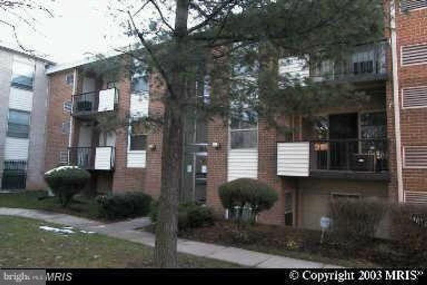 Convenient 2 bedroom condo and top floor with balcony.  Close to shopping and public transportation.  Convenient to the National Harbor