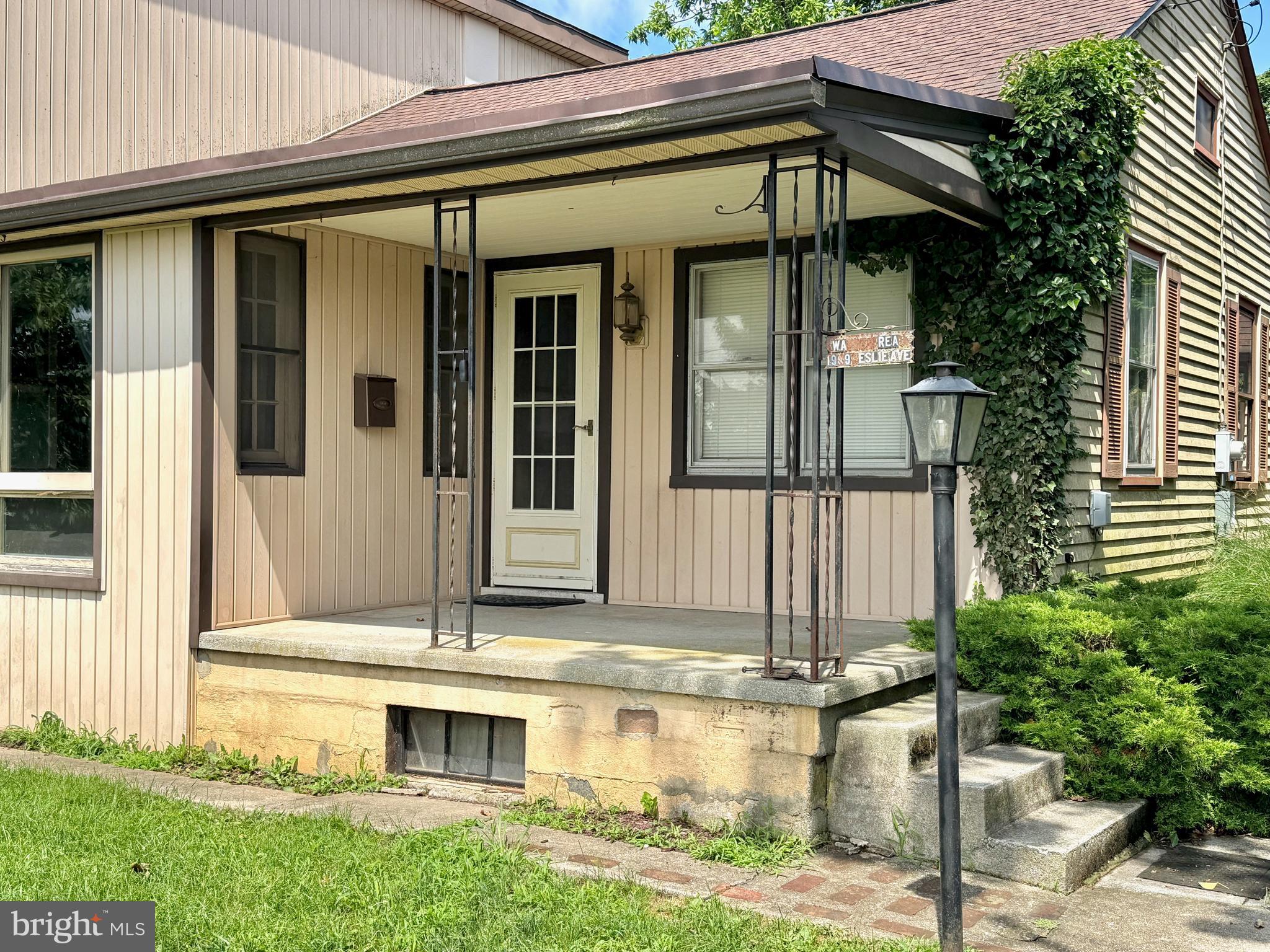 1909 LESLIE AVENUE
