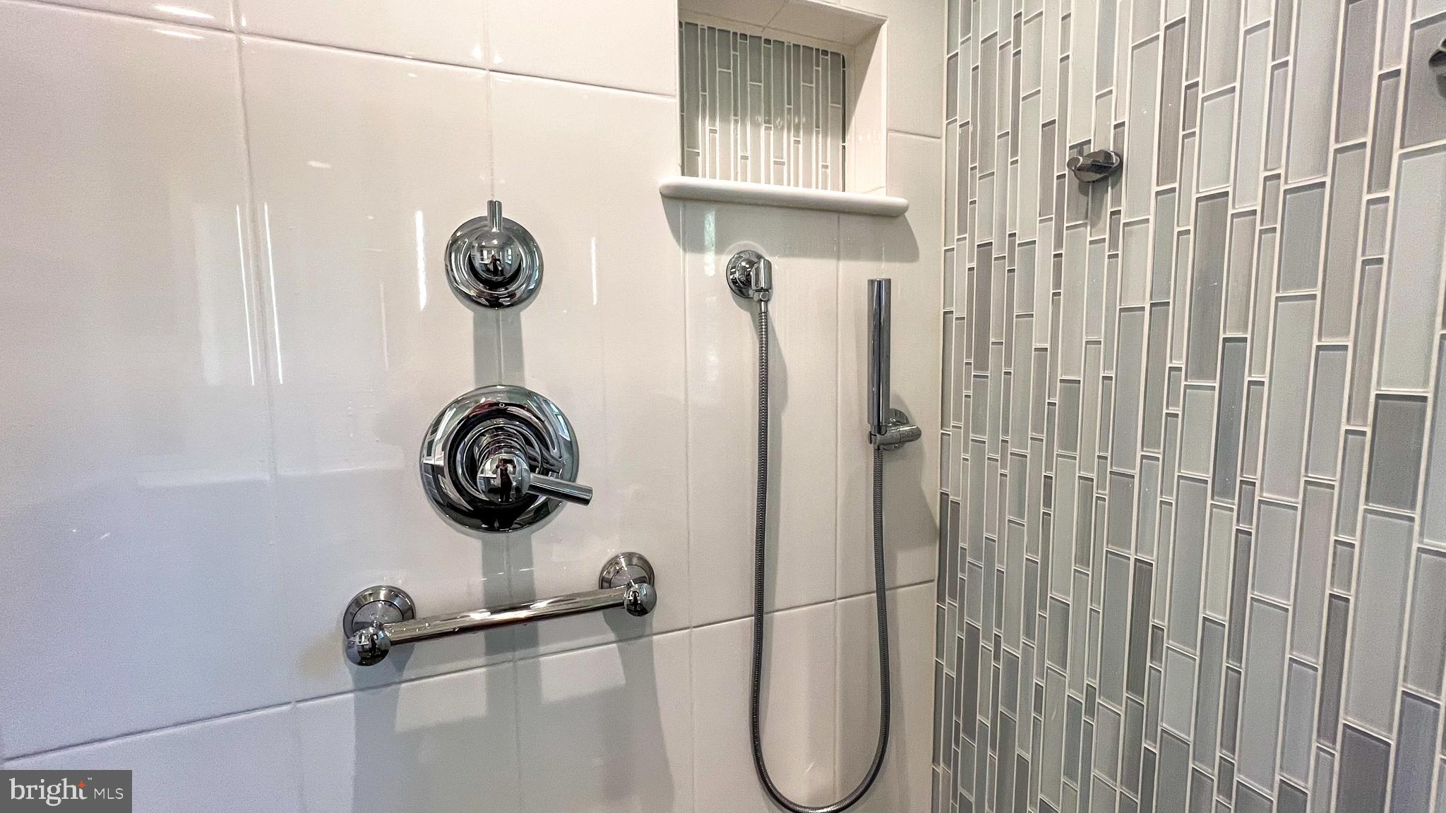 ROLLING KNOLLS - Residential