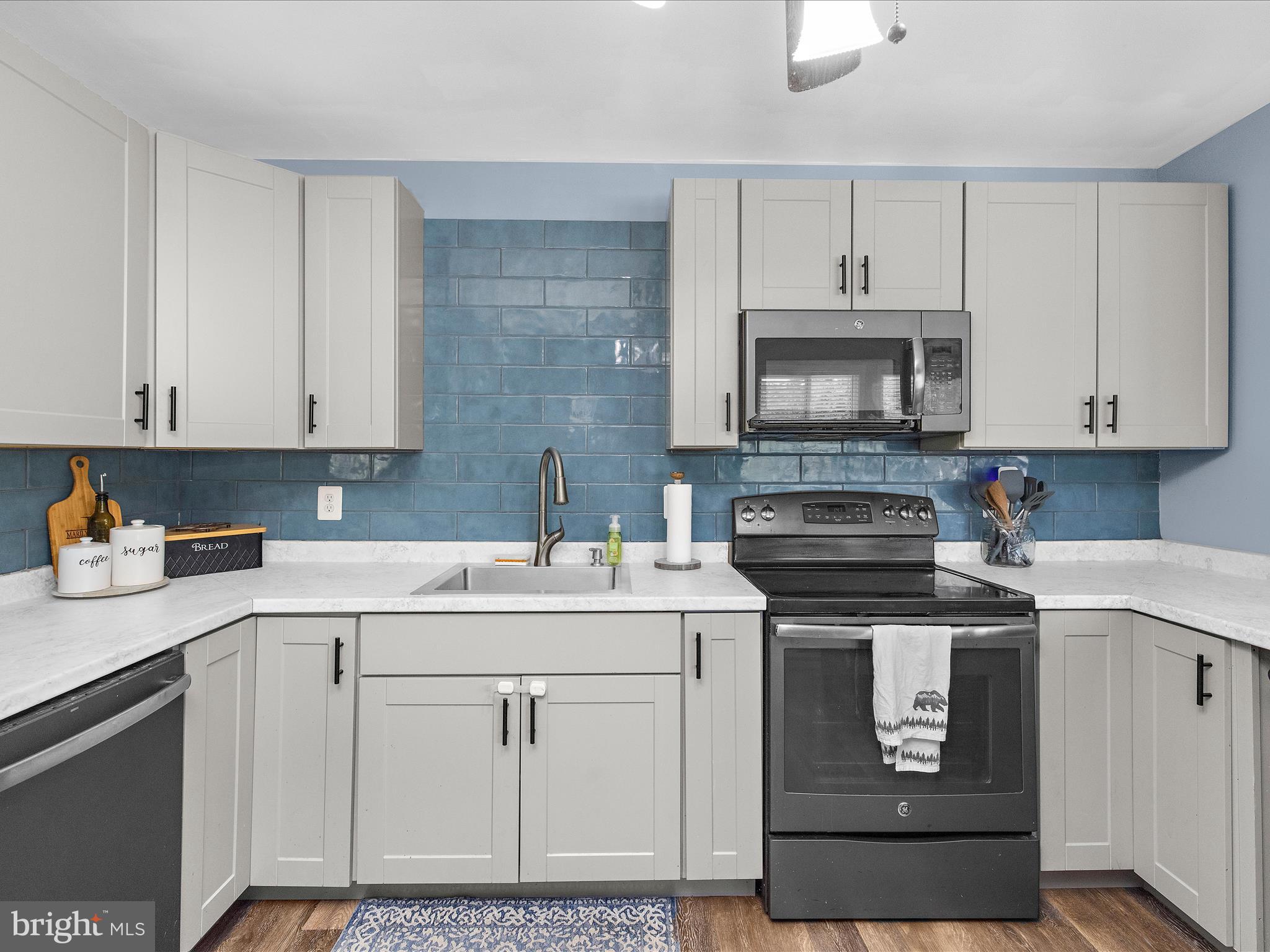 WOODLAND BEACH - Residential