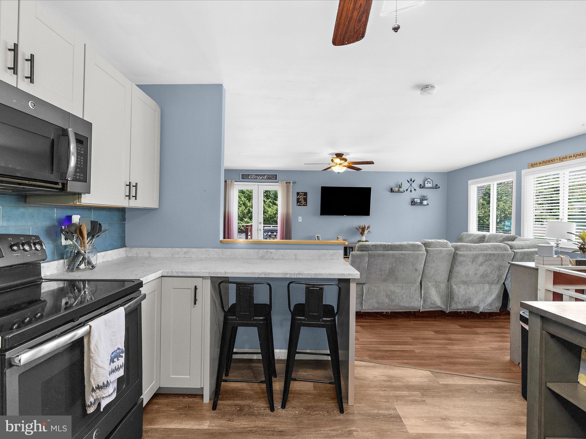 WOODLAND BEACH - Residential