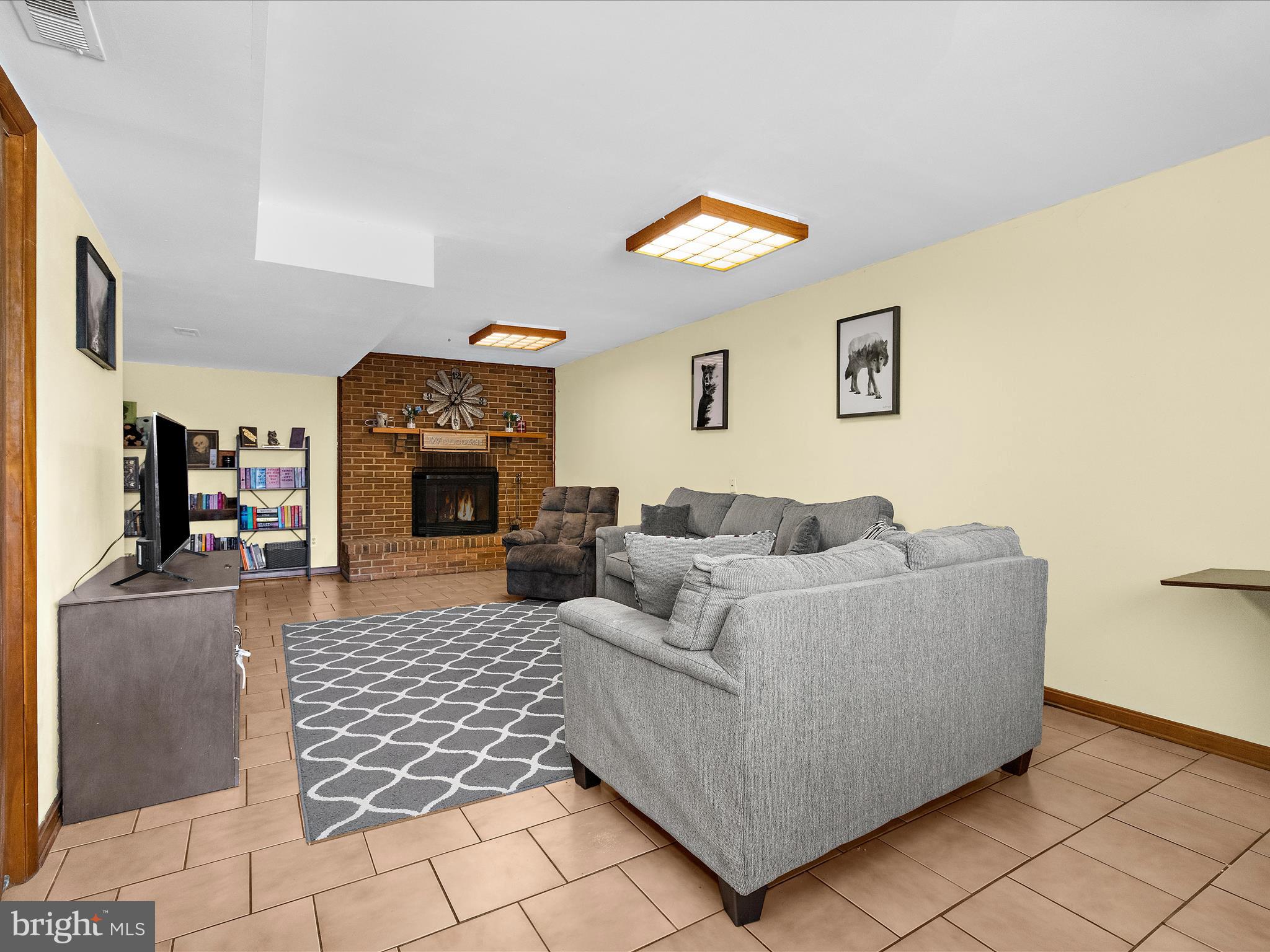 WOODLAND BEACH - Residential