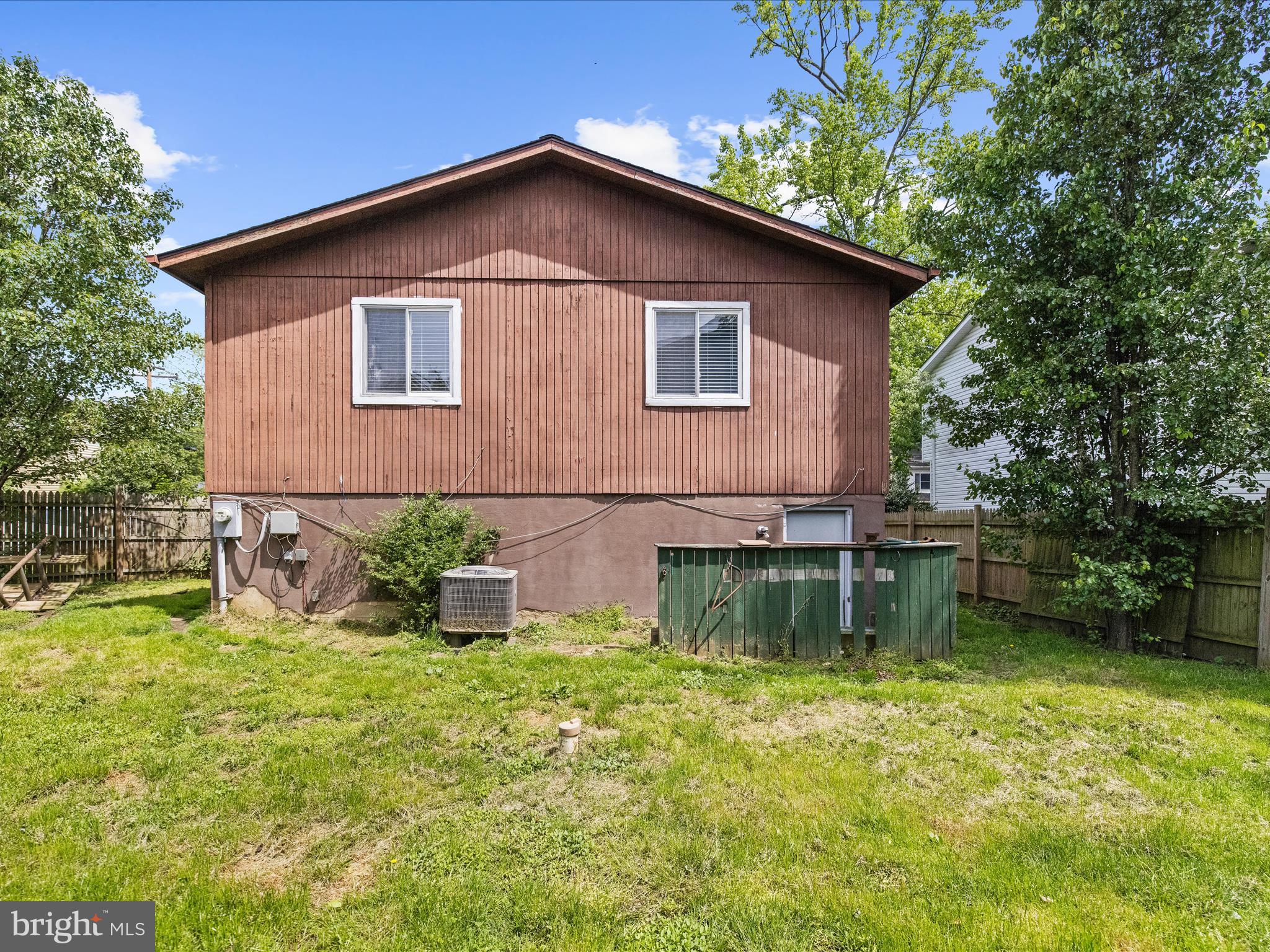 WOODLAND BEACH - Residential