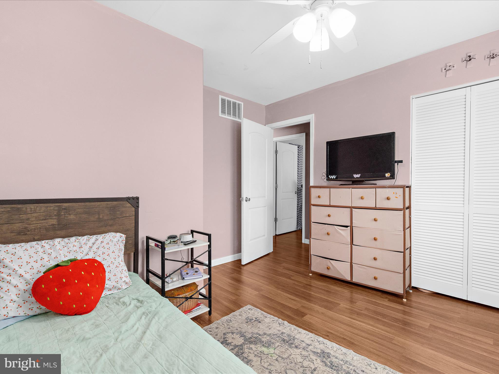 WOODLAND BEACH - Residential